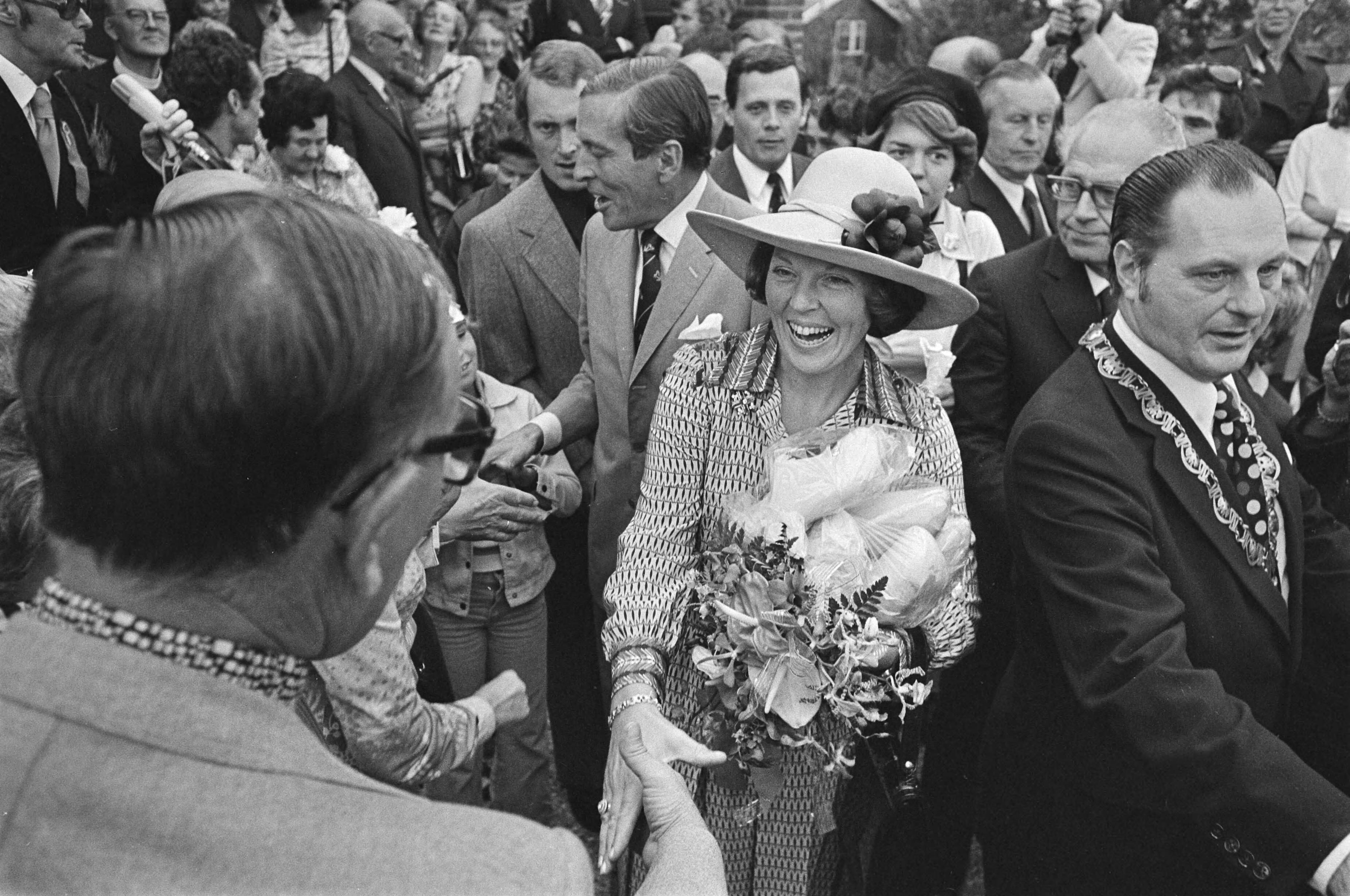 Fotocollectie Anefo — Prinses Beatrix en Prins Claus bezoeken gemeenten in Zuid Holland , Prinses Beatrix krijgt klompen voor haar kinderen, in Zevenhoven — Foto: Verhoeff, Bert / Anefo. Licentie: Set B: Rechtenvrij / Publiek Domein. Bron: Nationaal Archief. http://hdl.handle.net/10648/ac8ac960-d0b4-102d-bcf8-003048976d84
