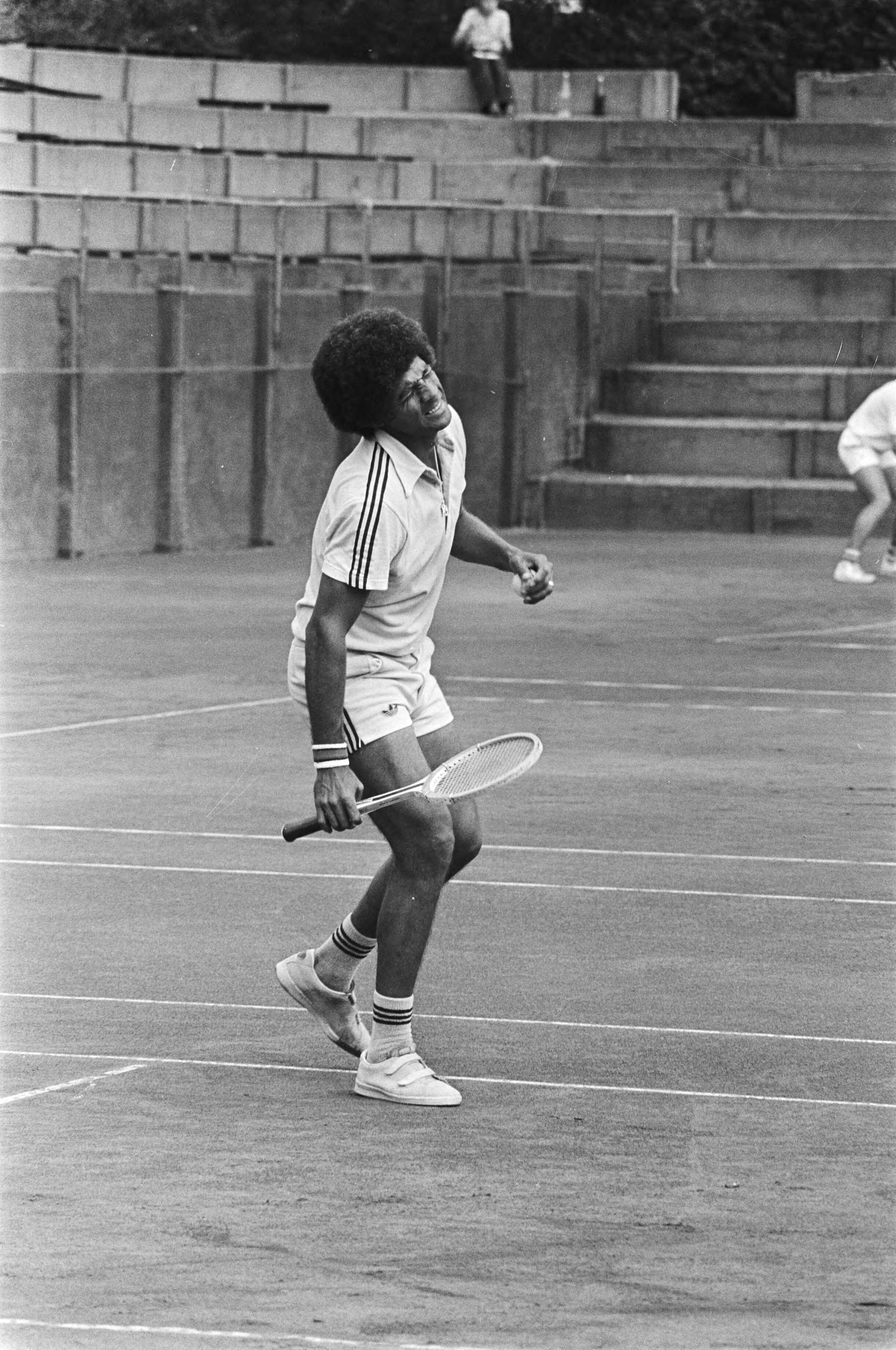 Fotocollectie Anefo — Internationaal tenniskampioenschap van Scheveningen op ME Humphrey Horse raakt geblesseerd — Foto: Verhoeff, Bert / Anefo. Licentie: Set B: Rechtenvrij / Publiek Domein. Bron: Nationaal Archief. http://hdl.handle.net/10648/ac9f24f0-d0b4-102d-bcf8-003048976d84
