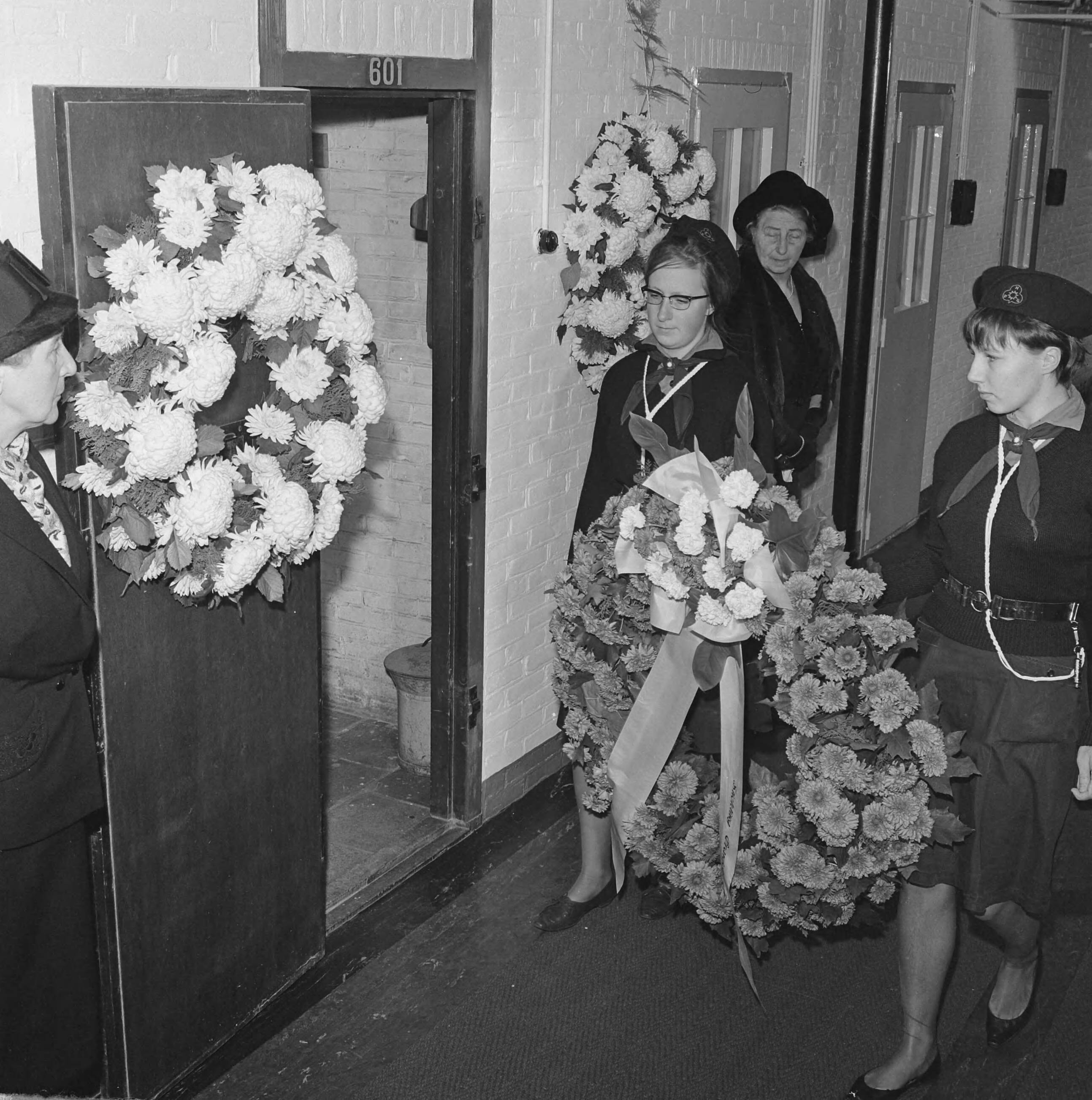Fotocollectie Anefo — Defilé bij dodencel 601 te Scheveningen — Foto: Koch, Eric / Anefo. Licentie: Set B: Rechtenvrij / Publiek Domein. Bron: Nationaal Archief. http://hdl.handle.net/10648/aa4a490a-d0b4-102d-bcf8-003048976d84