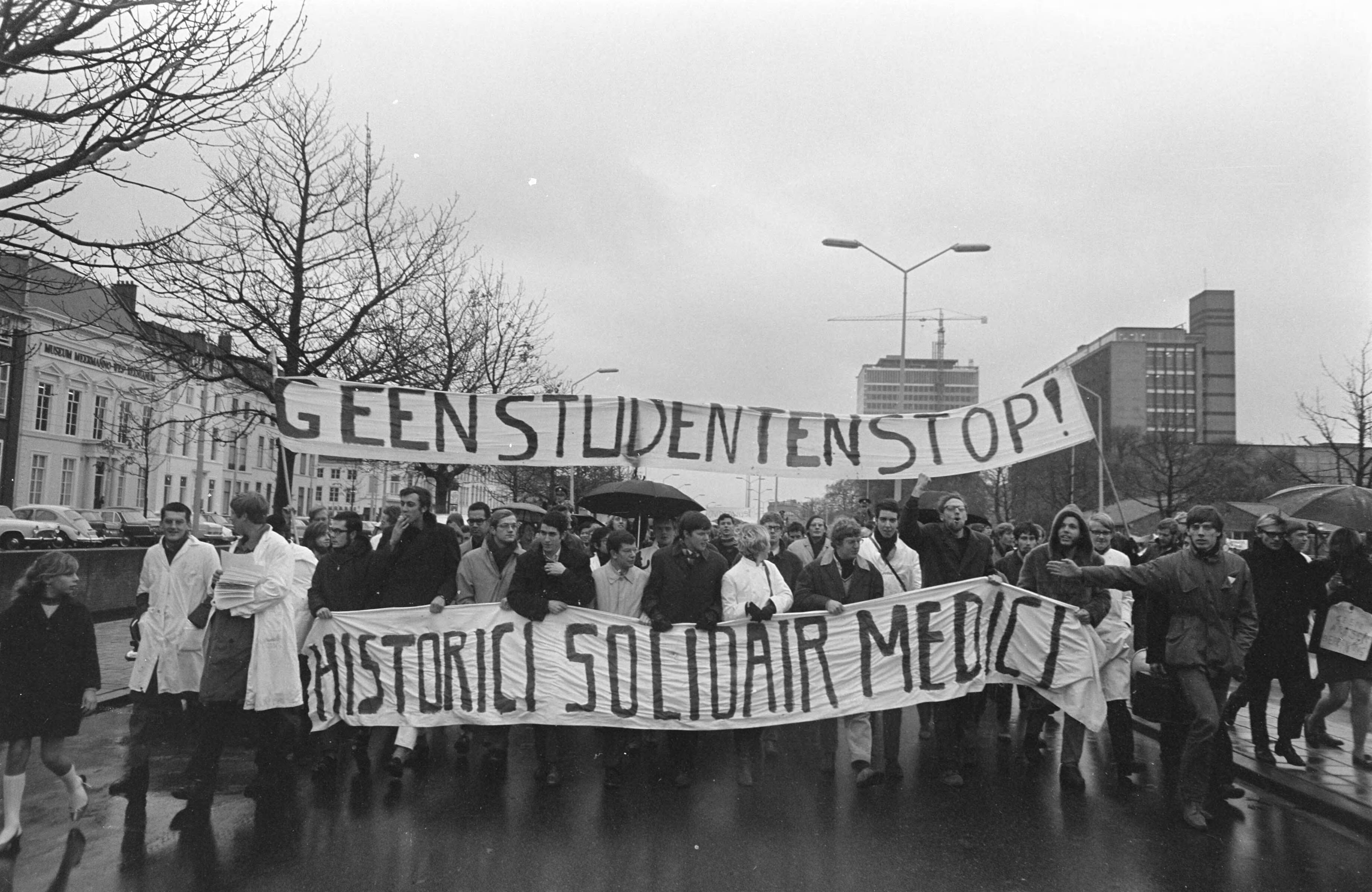 Fotocollectie Anefo — Studenten demonstreren tegen Numerus Fixus met spandoeken op weg naar het Binnenhof te Den Haag — Foto: Nijs, Jac. de / Anefo. Licentie: Set B: Rechtenvrij / Publiek Domein. Bron: Nationaal Archief. http://hdl.handle.net/10648/ab53caba-d0b4-102d-bcf8-003048976d84