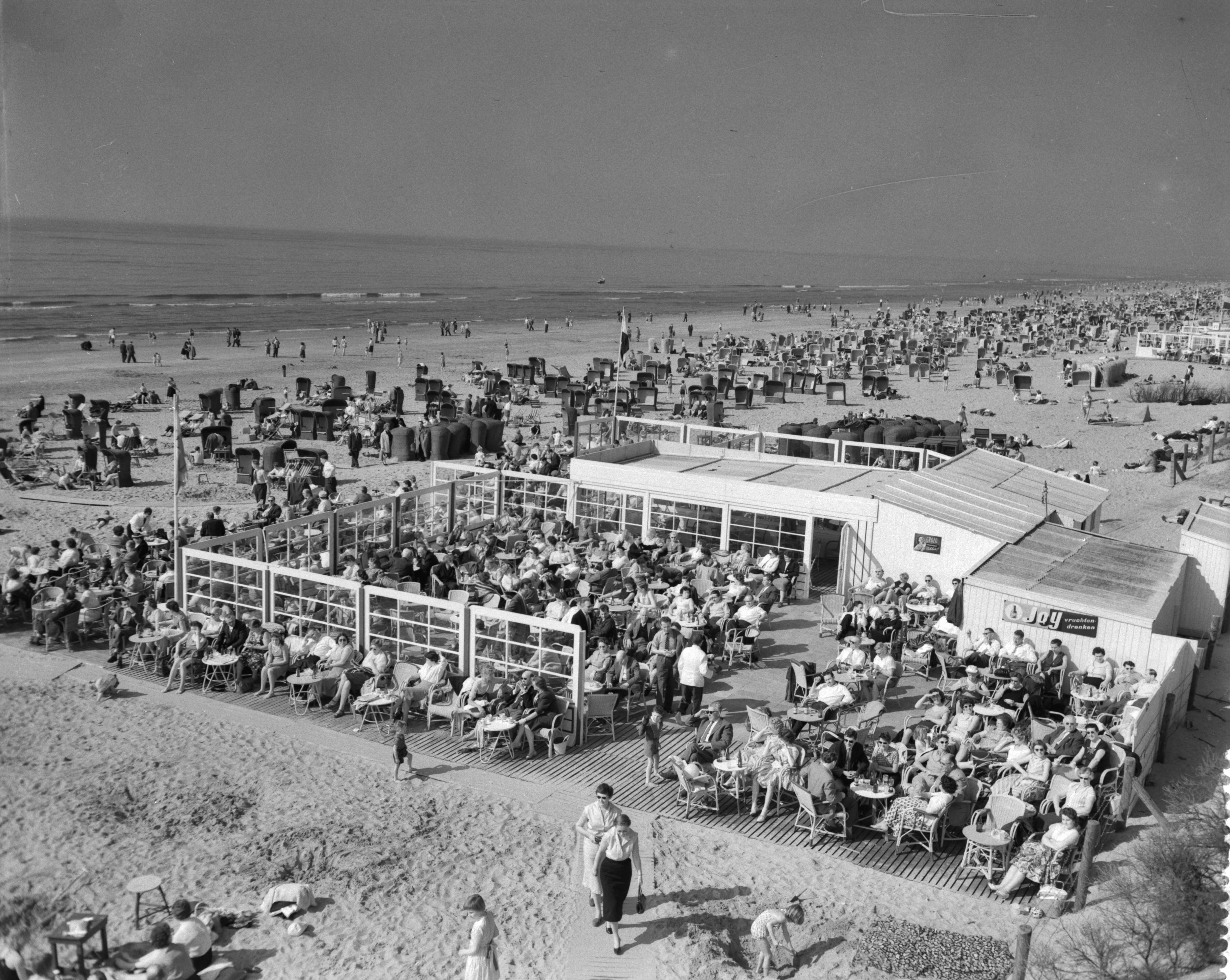 Fotocollectie Anefo — Drukte op Zandvoort — Foto: Behrens, Herbert F. / Anefo. Licentie: Set B: Rechtenvrij / Publiek Domein. Bron: Nationaal Archief. http://hdl.handle.net/10648/a97af61e-d0b4-102d-bcf8-003048976d84