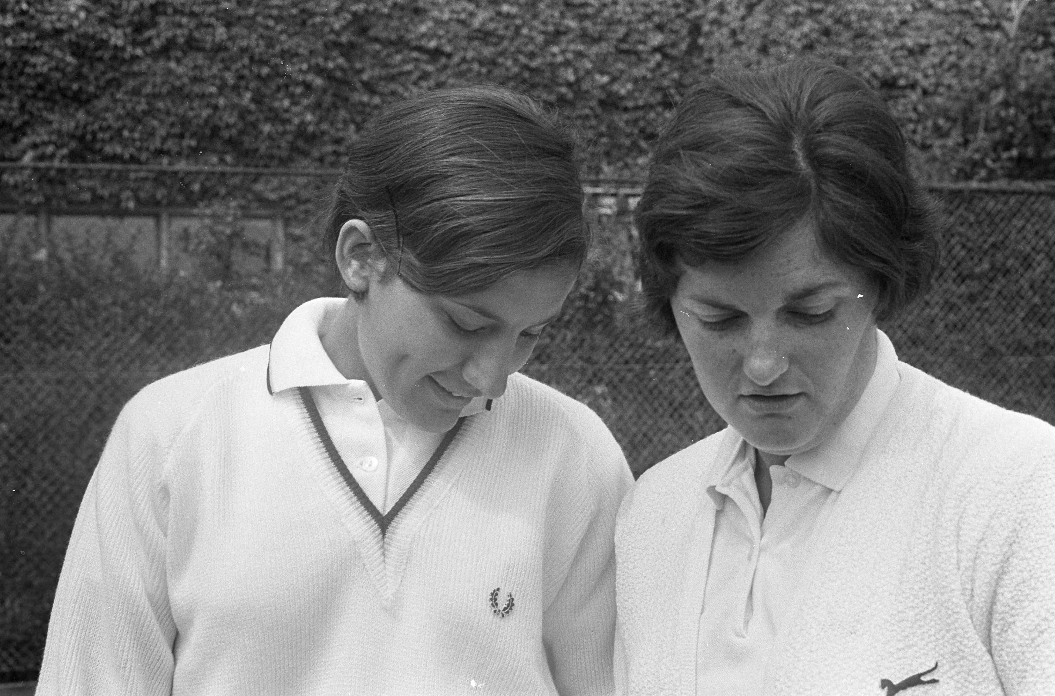 Fotocollectie Anefo — Nationale Tenniskampioenschappen te Scheveningen. Nummer 3,4 Mevrouw Noordhoek Hegt (links) en mevrouw Veentjes Spruyt — Foto: Koch, Eric / Anefo. Licentie: Set B: Rechtenvrij / Publiek Domein. Bron: Nationaal Archief. http://hdl.handle.net/10648/ab227f3c-d0b4-102d-bcf8-003048976d84