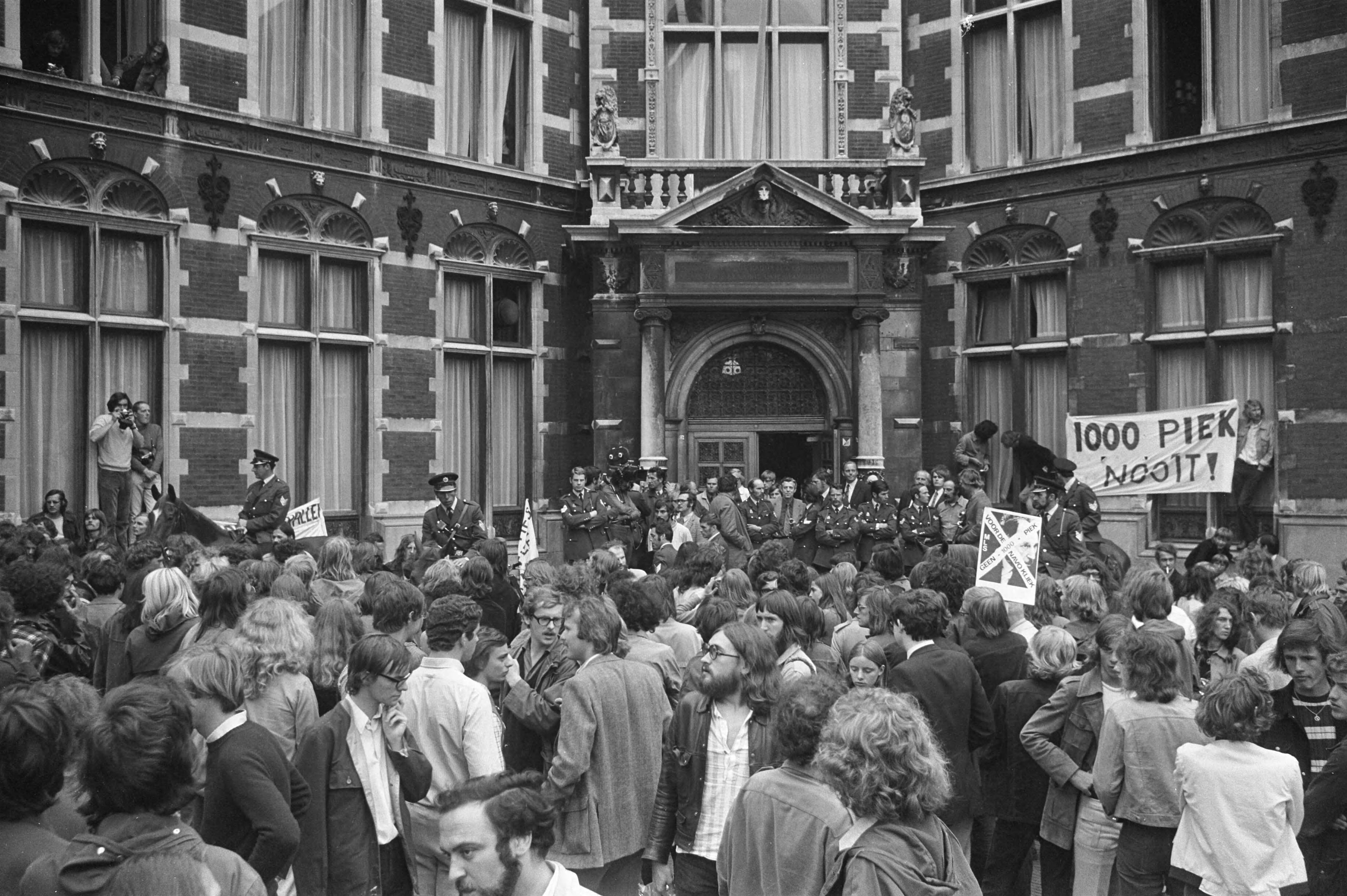 Fotocollectie Anefo — Utrechtse studenten proberen inschrijven studenten aan Universiteit te verhinderen uit protest tegen duizend gulden collegegeld — Foto: Punt, W. / Anefo. Licentie: Set B: Rechtenvrij / Publiek Domein. Bron: Nationaal Archief. http://hdl.handle.net/10648/abf3135e-d0b4-102d-bcf8-003048976d84