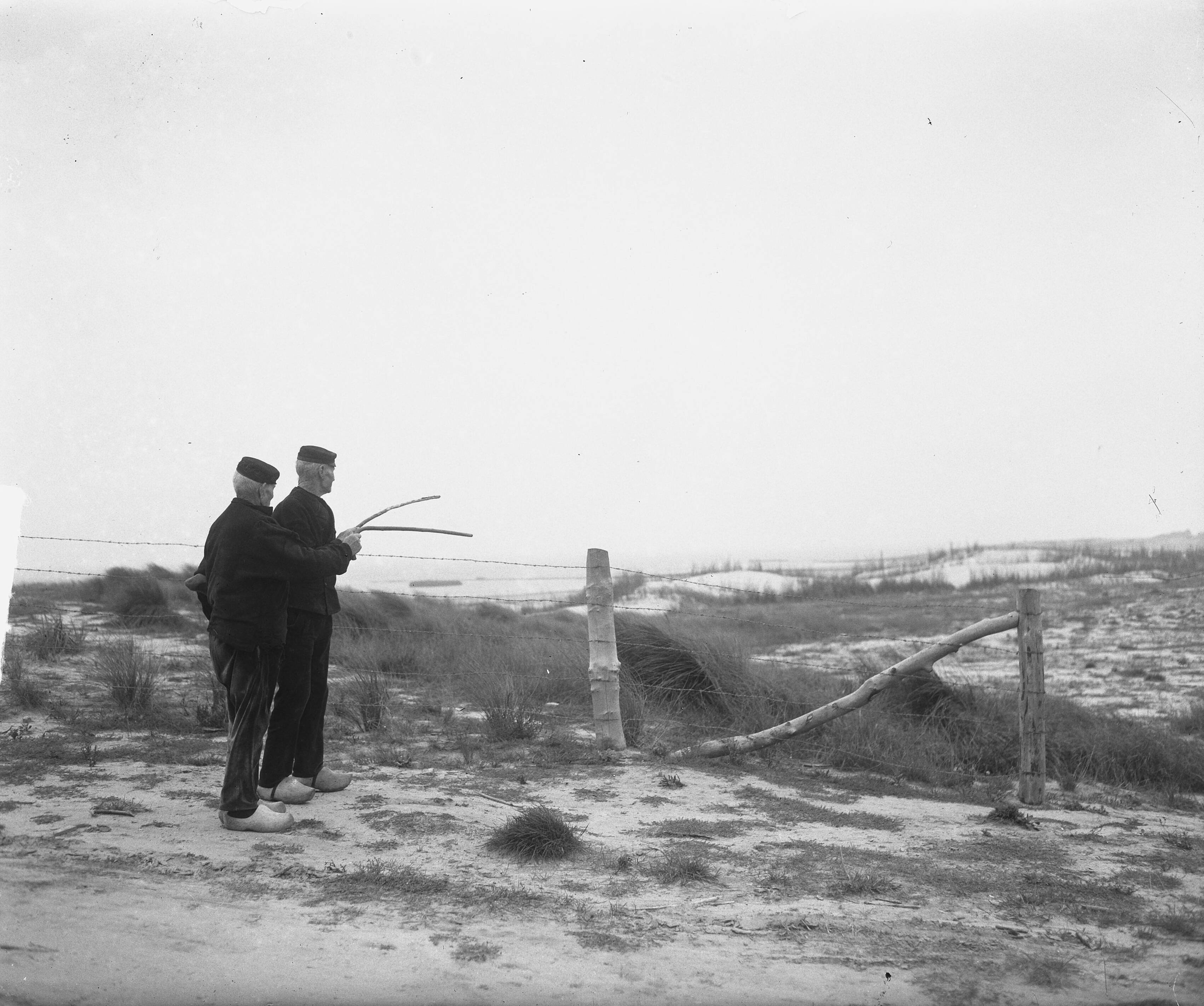 Westkapelle, 5 jaar na bombardement — Westkapelle na 5 jaar bombardement, 2 boeren bij dijk — Foto: Merk, Ben / Anefo. Licentie: Set B: Rechtenvrij / Publiek Domein. Bron: Nationaal Archief. http://hdl.handle.net/10648/a8cf07d2-d0b4-102d-bcf8-003048976d84