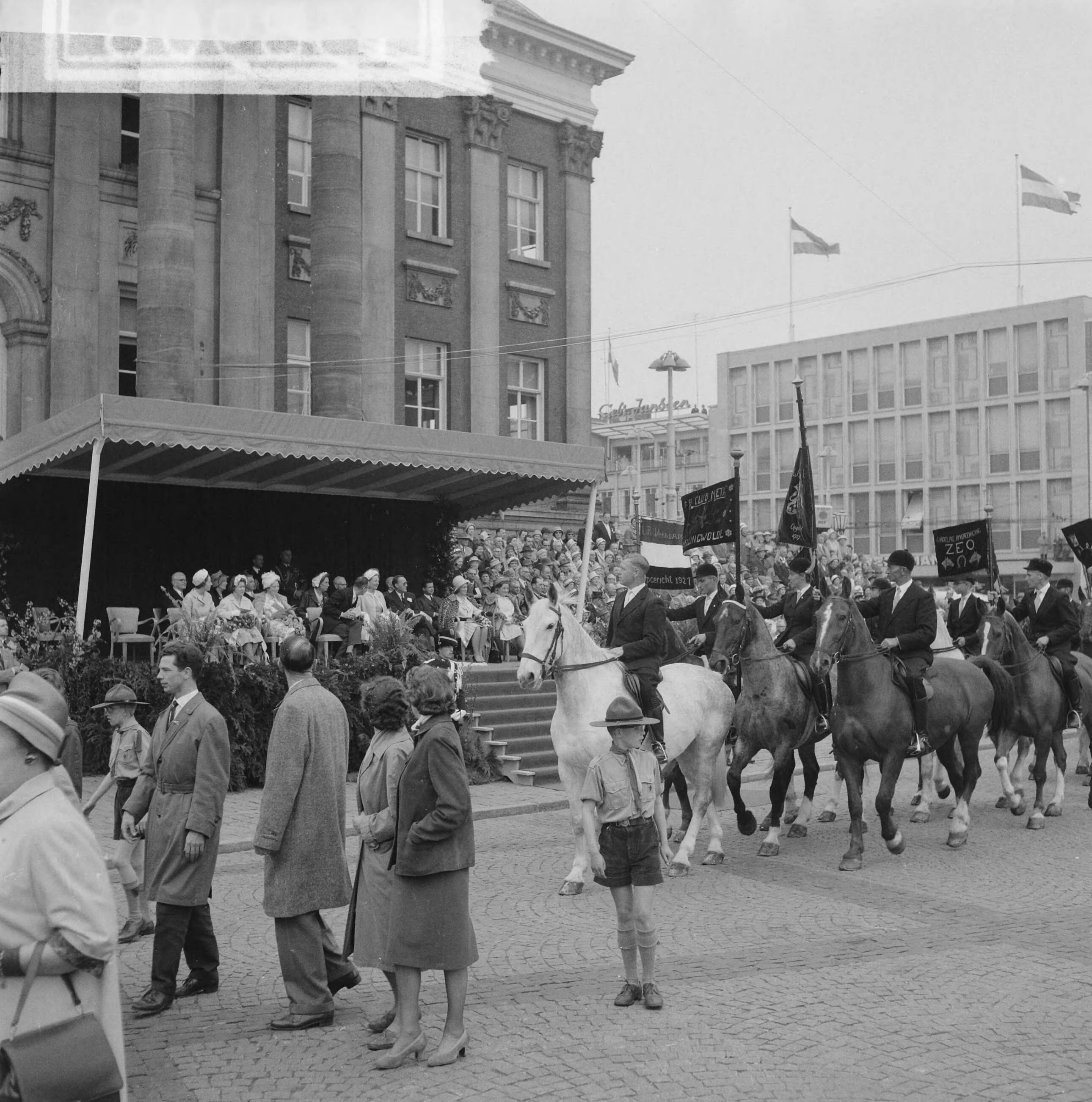 Koninklijk bezoek aan Groningen en Friesland (1962) — Koninklijk bezoek aan Groningen — Foto: Merk, Ben / Anefo. Licentie: Set B: Rechtenvrij / Publiek Domein. Bron: Nationaal Archief. http://hdl.handle.net/10648/aa072f4e-d0b4-102d-bcf8-003048976d84