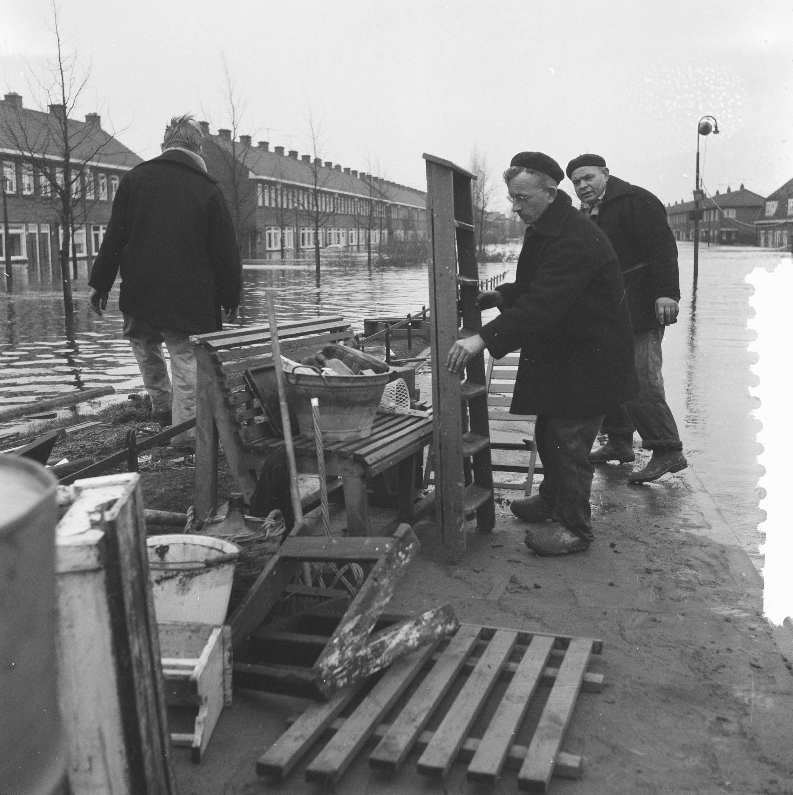 Fotocollectie Anefo — Ramp Tuindorp Oostzaan, eerste droogvalling — Foto: Pot, Harry / Anefo. Licentie: Set B: Rechtenvrij / Publiek Domein. Bron: Nationaal Archief. http://hdl.handle.net/10648/a9a618f8-d0b4-102d-bcf8-003048976d84