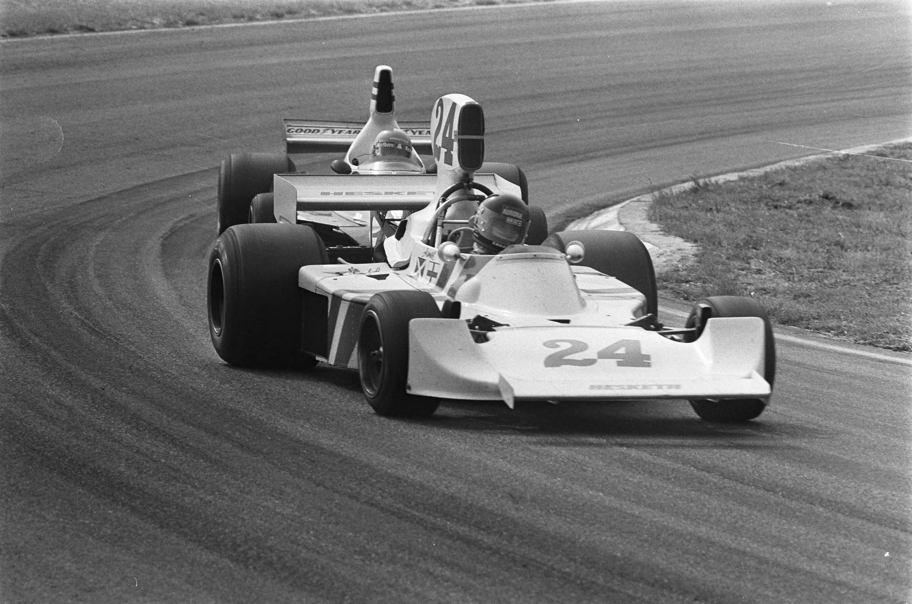 Grand Prix op het circuit van Zandvoort — Winnaar James Hunt (24) gevolgd door Niki Lauda (12) — Foto: Croes, Rob C. / Anefo. Licentie: Set B: Rechtenvrij / Publiek Domein. Bron: Nationaal Archief. http://hdl.handle.net/10648/ac6bd24e-d0b4-102d-bcf8-003048976d84