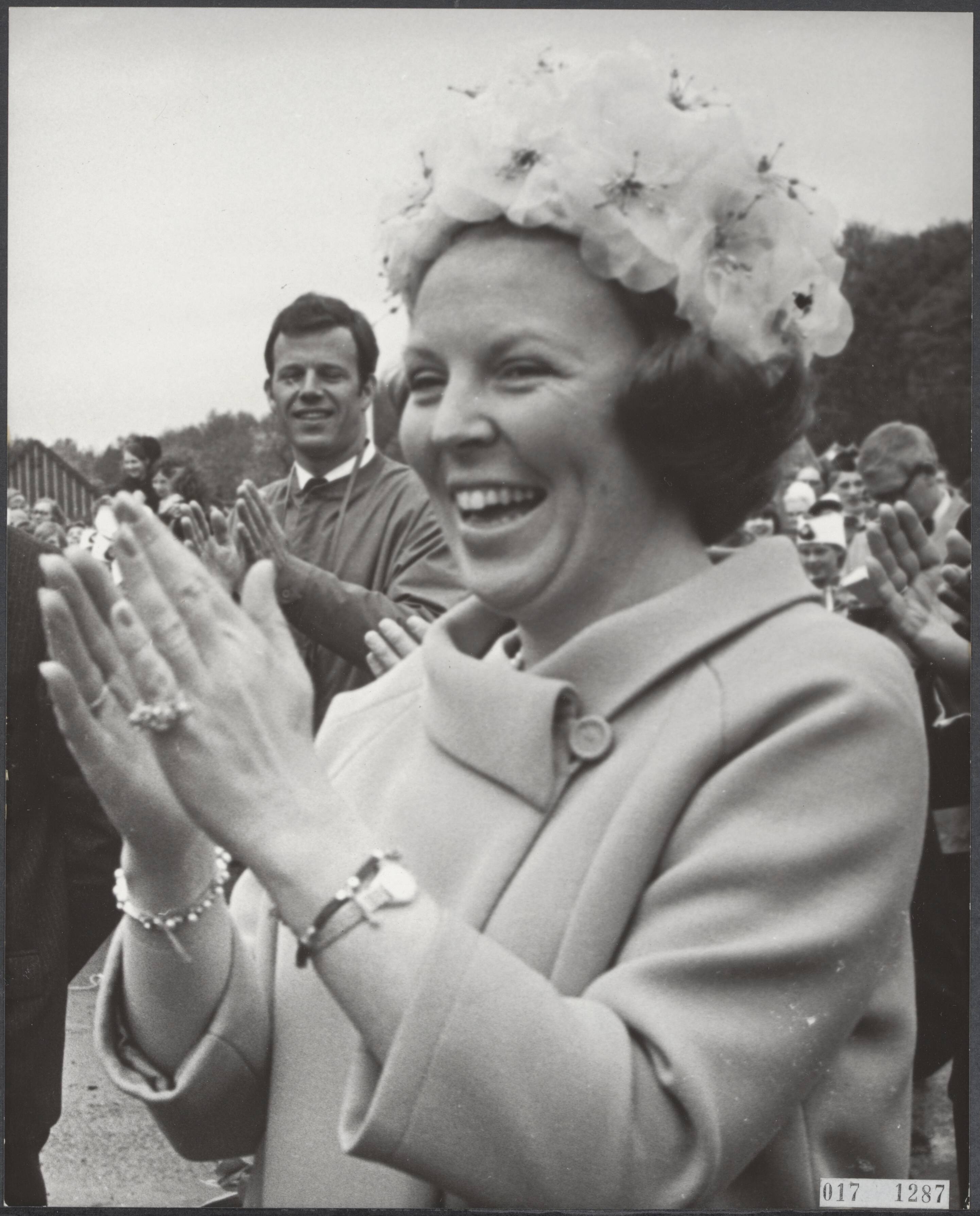 Fotocollectie Elsevier Binnenland — Prinses Beatrix heeft in Roden (Drenthe) het vakantiecentrum voor gehandicapte jeugd geopend en een naam gegeven: de Prins Willem Alexander-hoeve — Foto: Koch, Eric / Anefo. Licentie: Set B: Rechtenvrij / Publiek Domein. Bron: Nationaal Archief. http://hdl.handle.net/10648/adc0915c-d0b4-102d-bcf8-003048976d84