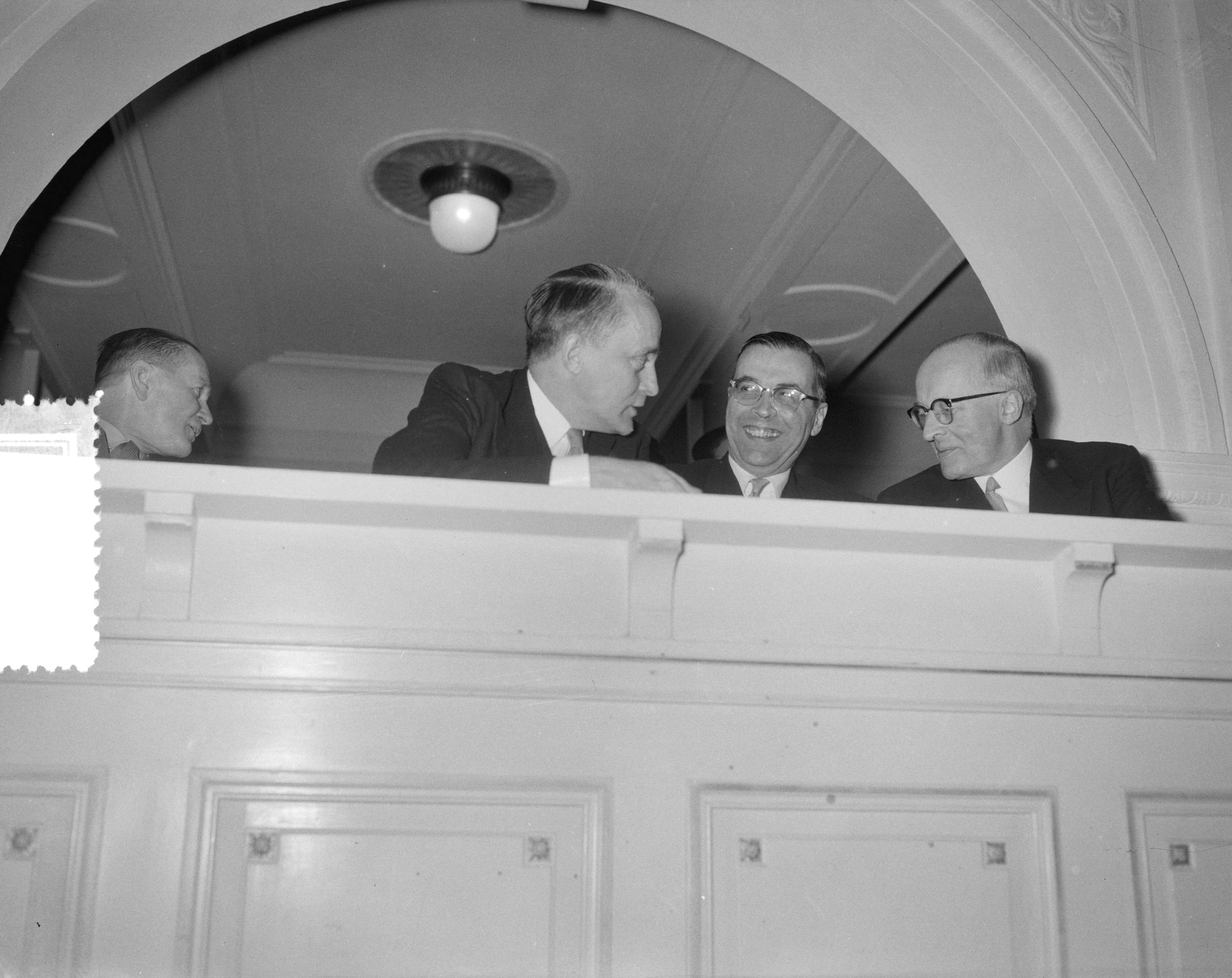 Fotocollectie Anefo — Installatie van burgemeester H.A.M.T. Kolfschoten van Den Haag — Foto: Bilsen, Joop van / Anefo. Licentie: Set B: Rechtenvrij / Publiek Domein. Bron: Nationaal Archief. http://hdl.handle.net/10648/a957b794-d0b4-102d-bcf8-003048976d84