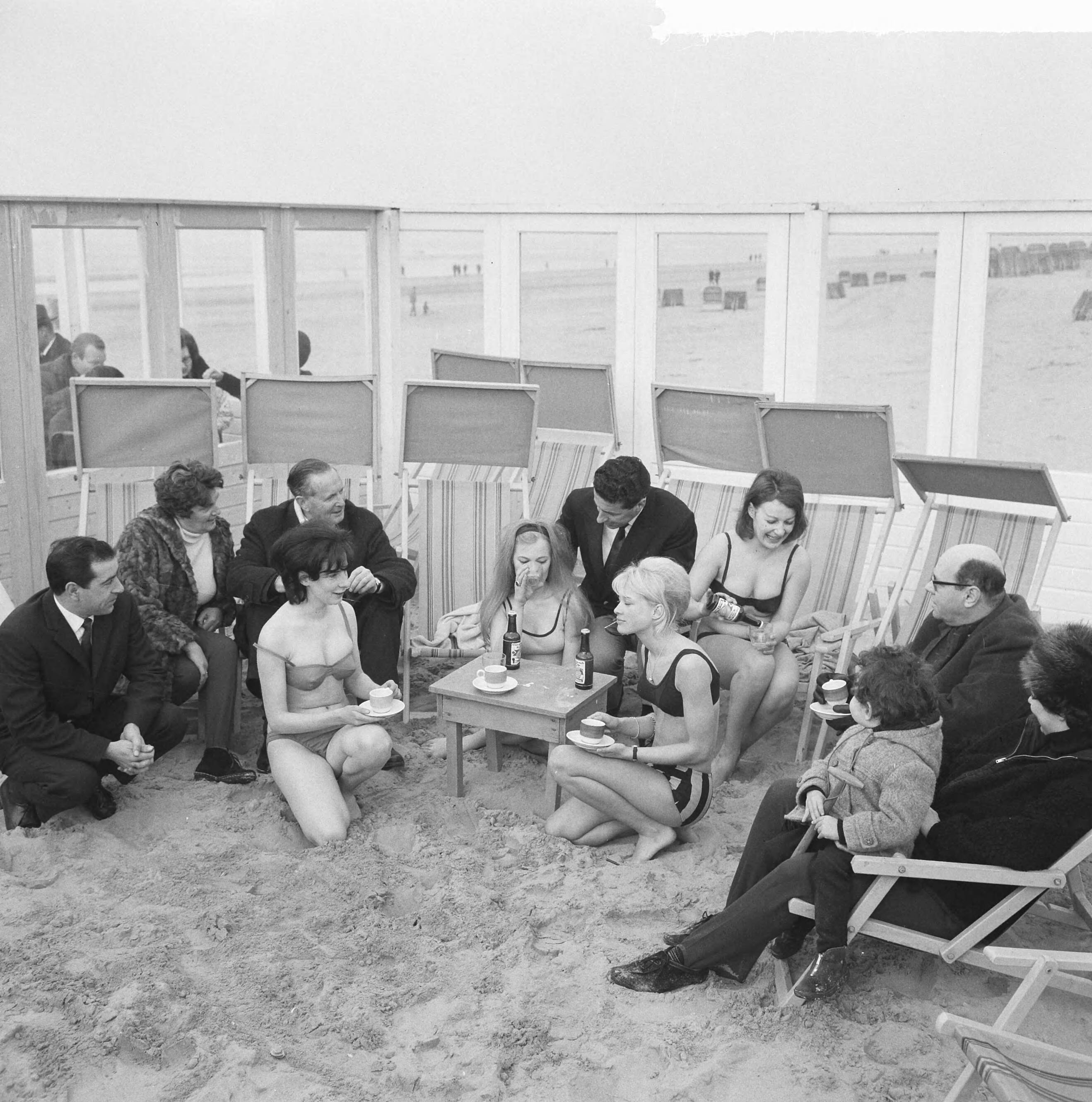 Fotocollectie Anefo — Meisjes in bikini in zee te Zandvoort, de meisjes op terrasje — Foto: Nijs, Jac. de / Anefo. Licentie: Set B: Rechtenvrij / Publiek Domein. Bron: Nationaal Archief. http://hdl.handle.net/10648/aa974598-d0b4-102d-bcf8-003048976d84