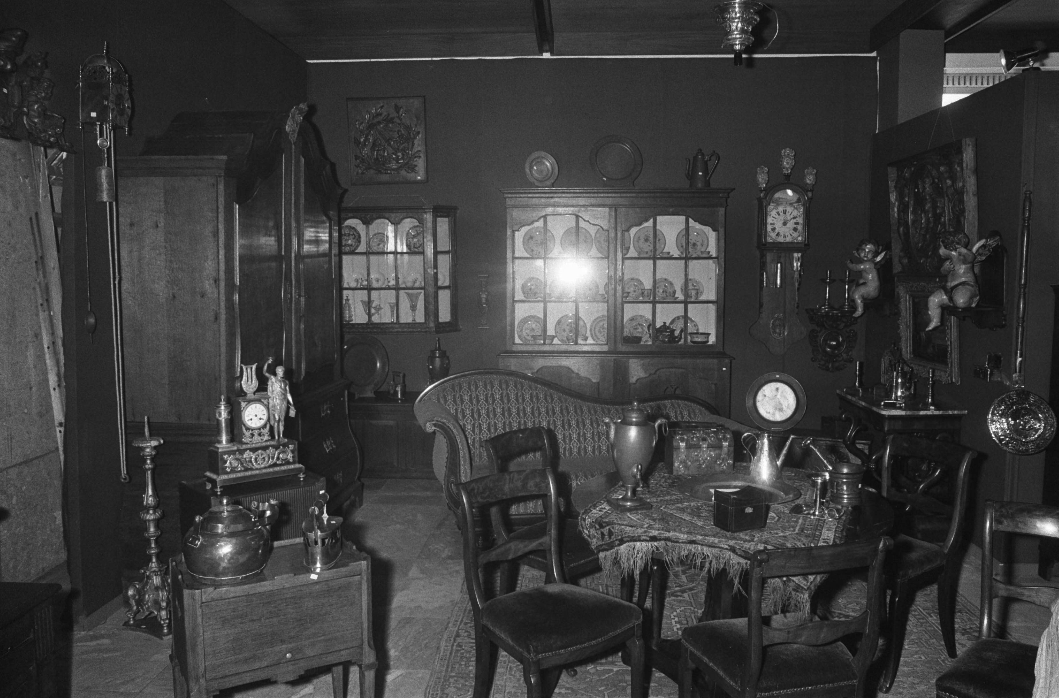 Fotocollectie Anefo — Antiekbeurs in Turfschip Breda — Foto: Peters, Hans / Anefo. Licentie: Set B: Rechtenvrij / Publiek Domein. Bron: Nationaal Archief. http://hdl.handle.net/10648/ac482e02-d0b4-102d-bcf8-003048976d84