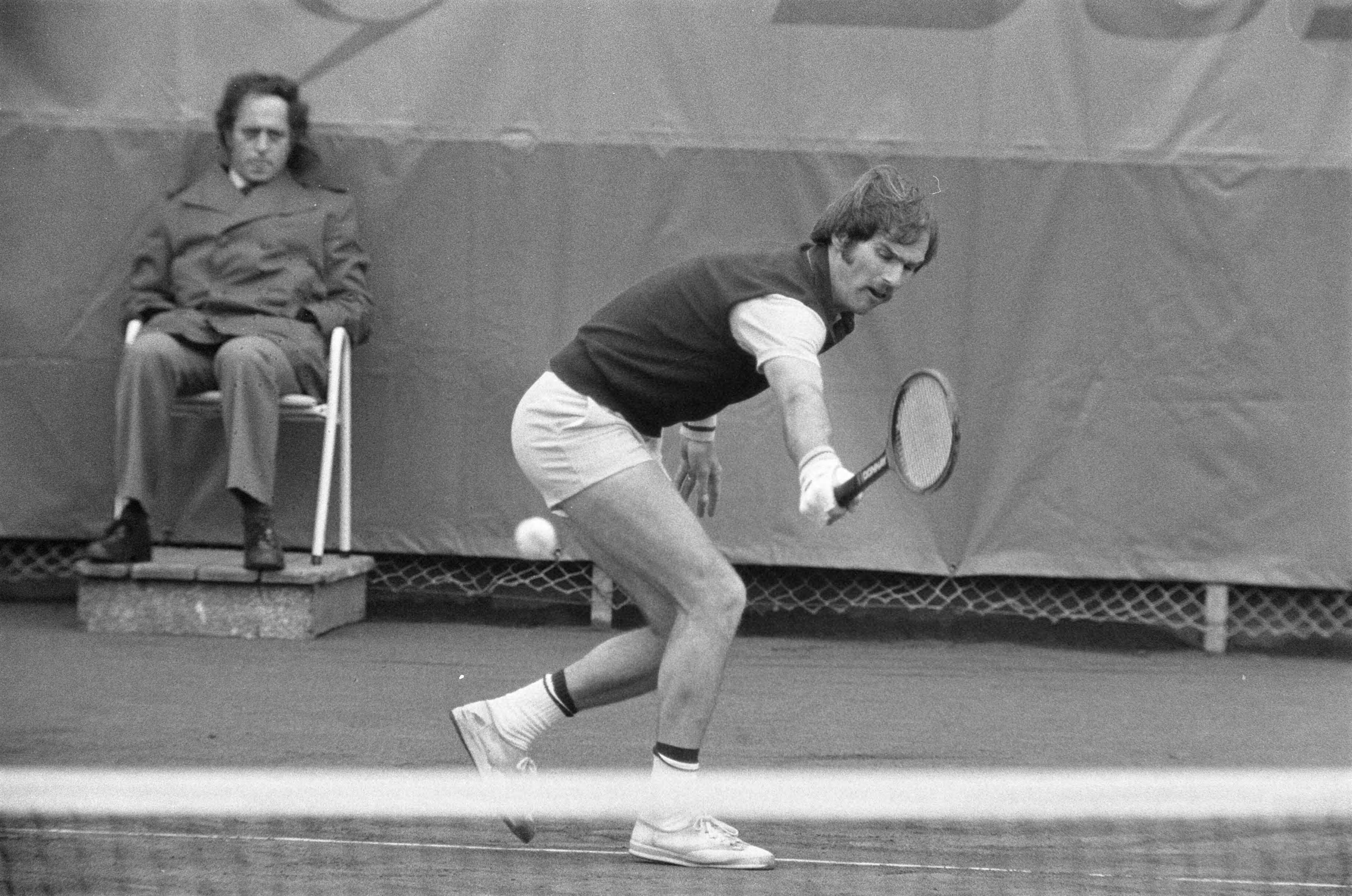 Davic Cup 1977: Nederland-Joegoslavië — De Nederlandse speler Fred Hemmes in actie — Foto: Croes, Rob C. / Anefo. Licentie: Set B: Rechtenvrij / Publiek Domein. Bron: Nationaal Archief. http://hdl.handle.net/10648/ac9a48b8-d0b4-102d-bcf8-003048976d84
