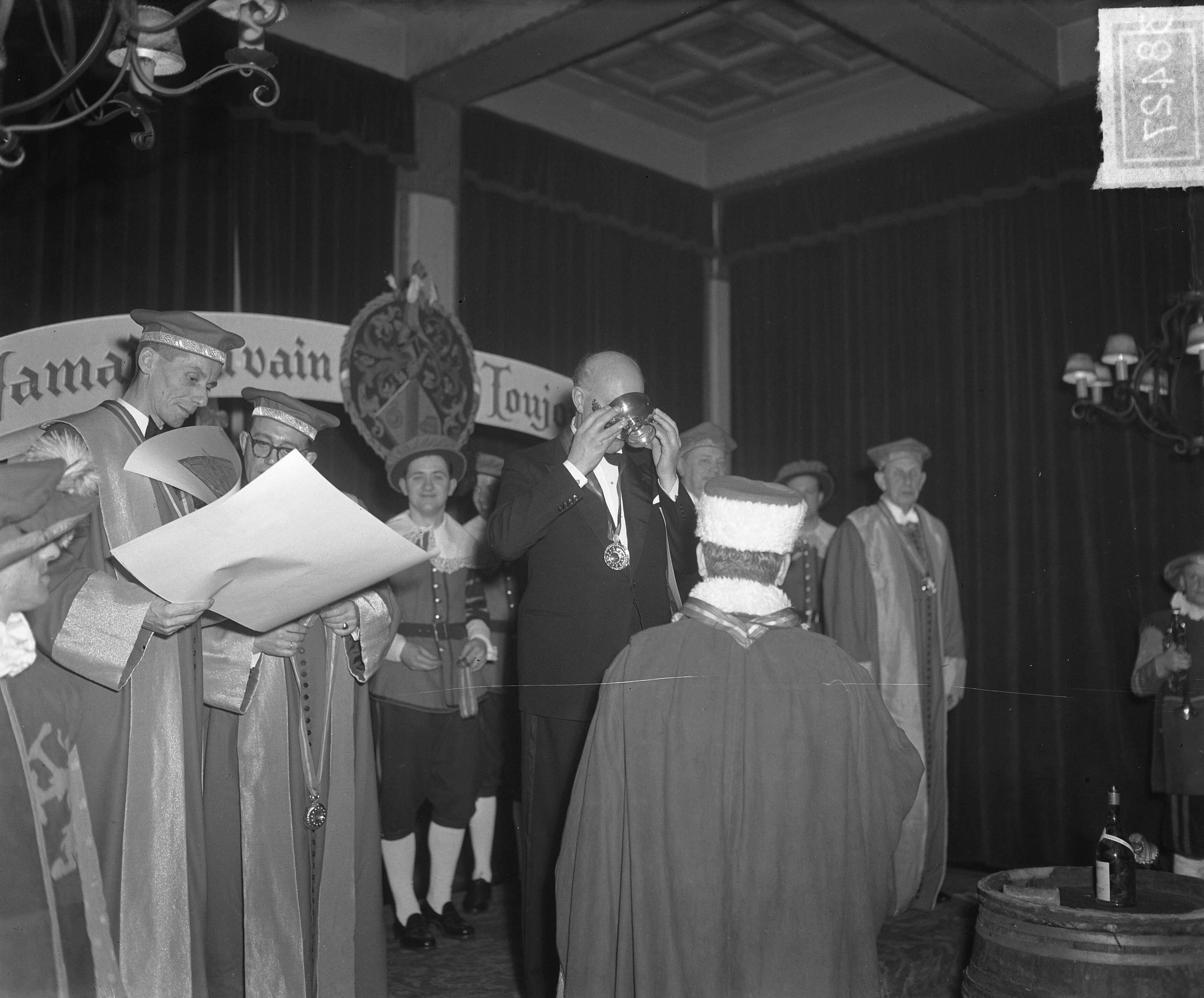Vier nieuwe "ridders" in Oud Wassenaar — Foto: Noske, J.D. / Anefo. — Licentie: Set B: Rechtenvrij / Publiek Domein. Bron: Nationaal Archief. http://hdl.handle.net/10648/a8d50c7c-d0b4-102d-bcf8-003048976d84
