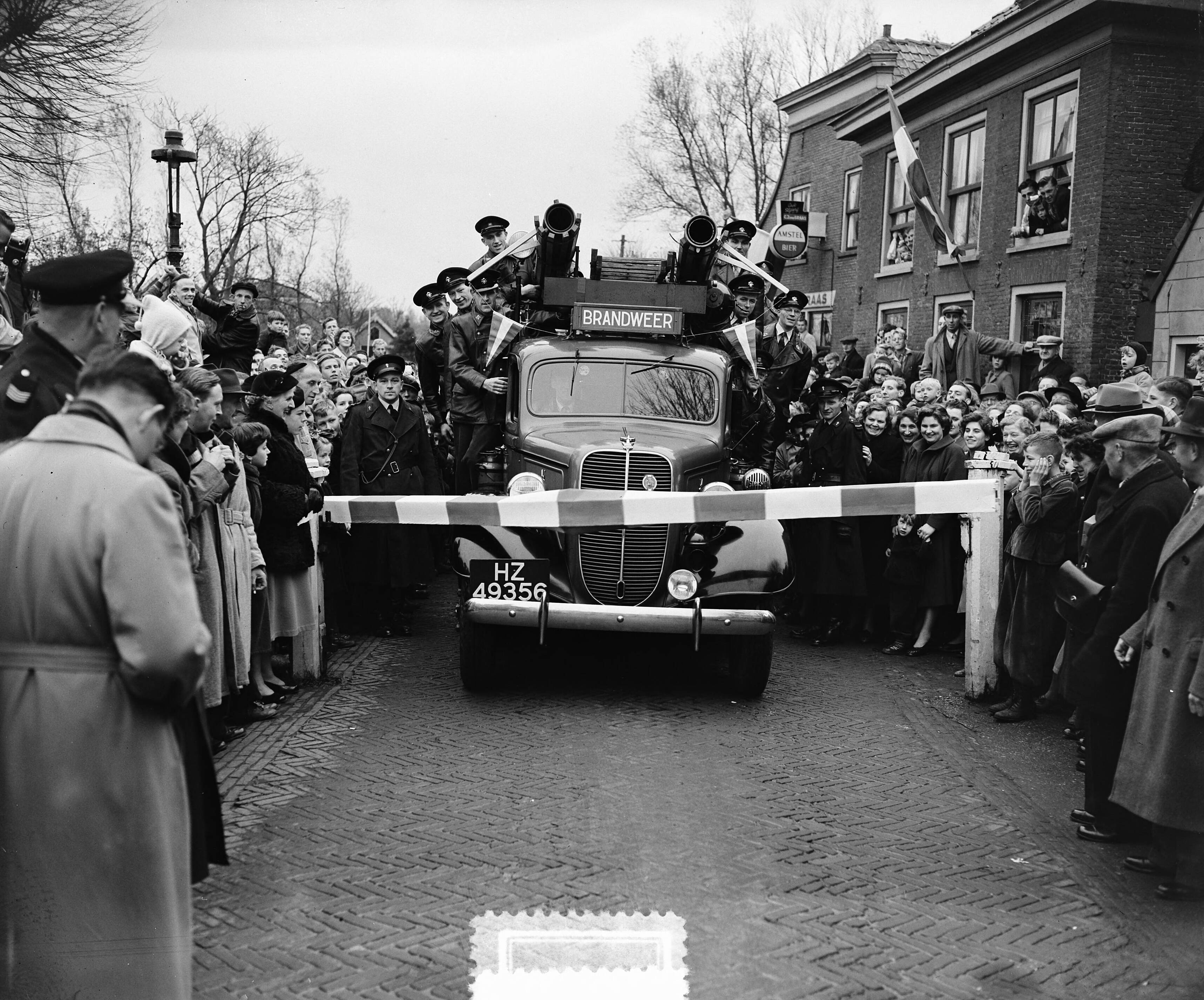 Fotocollectie Anefo — Opheffing tol te Leimuiden [brandweerauto voor tolboom] — Foto: Rossem, Wim van / Anefo. Licentie: Set B: Rechtenvrij / Publiek Domein. Bron: Nationaal Archief. http://hdl.handle.net/10648/a9175622-d0b4-102d-bcf8-003048976d84
