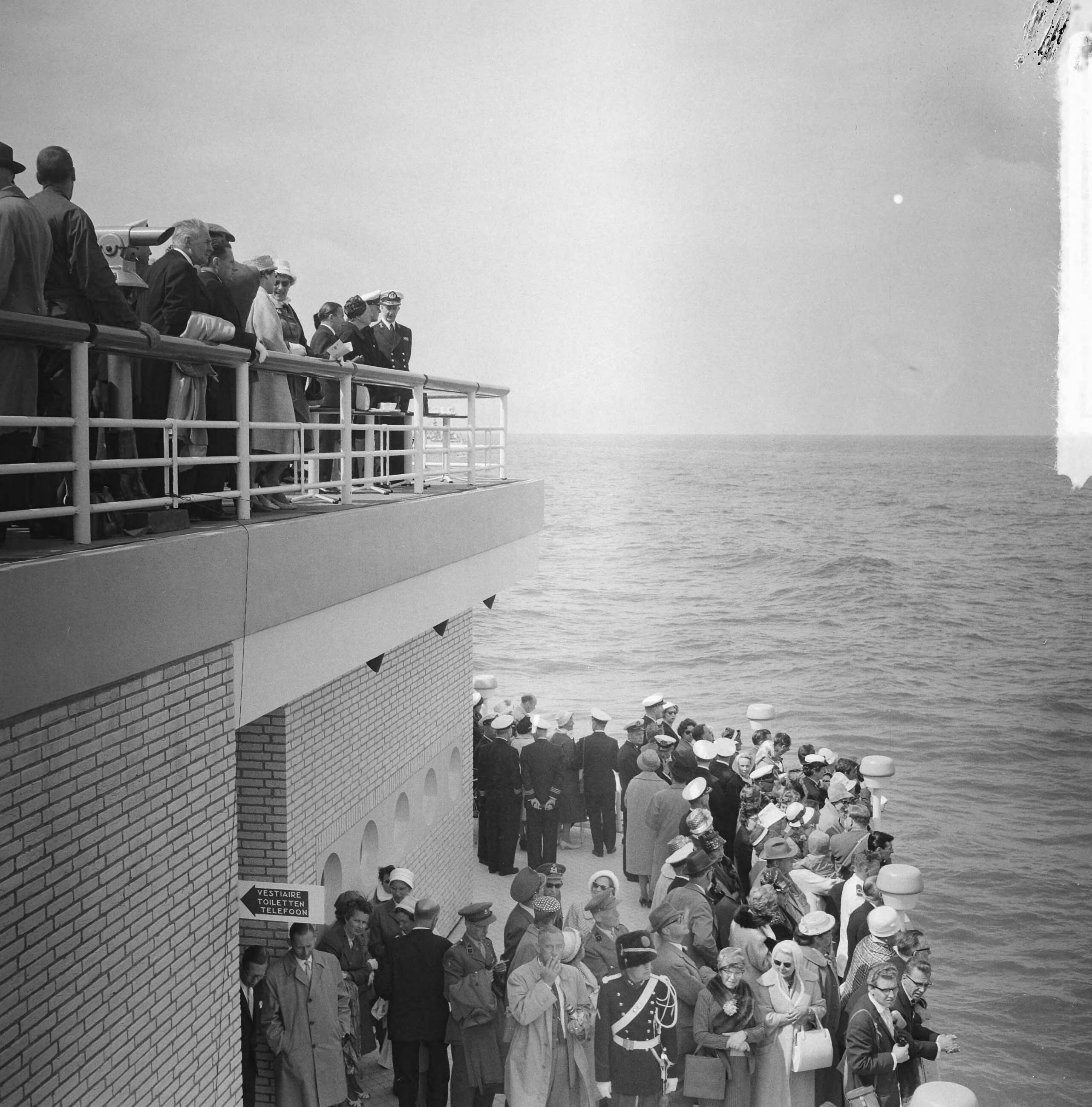 Fotocollectie Anefo — Vlootschouw Scheveningen. Koninklijk paar op de Pier — Foto: Lindeboom, Henk / Anefo. Licentie: Set B: Rechtenvrij / Publiek Domein. Bron: Nationaal Archief. http://hdl.handle.net/10648/a9dbc5fc-d0b4-102d-bcf8-003048976d84