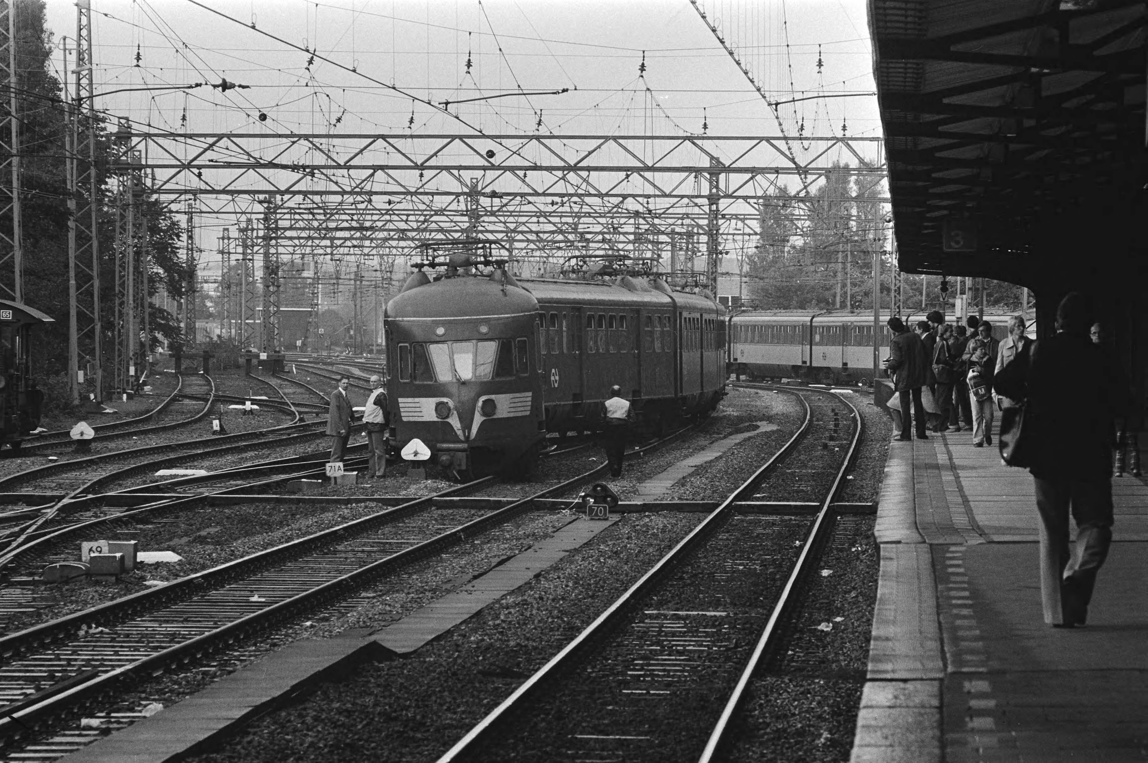 Feestelijkheden op Station van Haarlem t.g.v. 140 jarig bestaan eerste spoorverbinding Amsterdam Haarlem — Een intercity ontspoord — Foto: Suyk, Koen / Anefo. Licentie: Set B: Rechtenvrij / Publiek Domein. Bron: Nationaal Archief. http://hdl.handle.net/10648/acd2e6d2-d0b4-102d-bcf8-003048976d84
