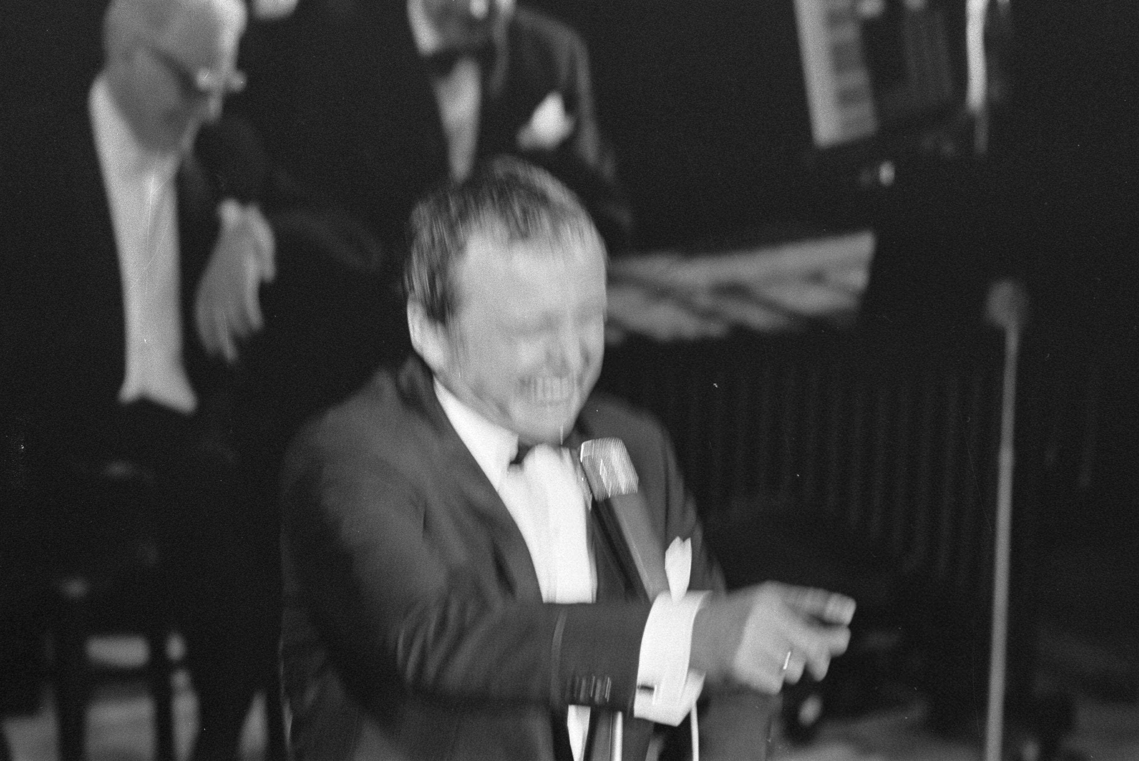 Gala première Toon Hermans te Maastricht — Toon Hermans in zijn show — Foto: Fotograaf Onbekend / Anefo. Licentie: Set B: Rechtenvrij / Publiek Domein. Bron: Nationaal Archief. http://hdl.handle.net/10648/ab49deec-d0b4-102d-bcf8-003048976d84