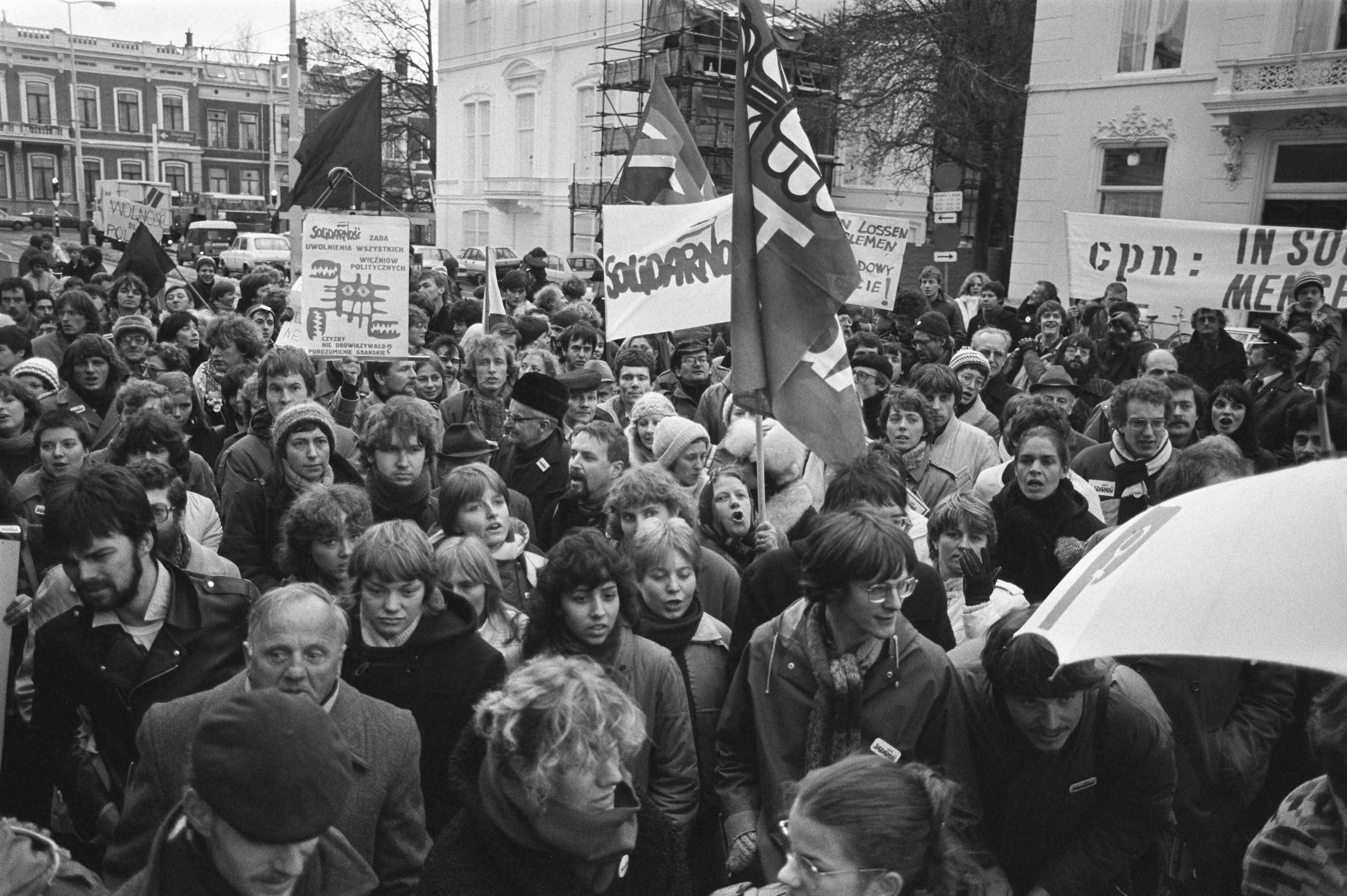 Fotocollectie Anefo — Dem. voor Poolse ambassade in Den Haag tegen staat van beleg in Polen. Demonstranten voor de Poolse ambassade — Foto: Bogaerts, Rob / Anefo. Licentie: Set B: Rechtenvrij / Publiek Domein. Bron: Nationaal Archief. http://hdl.handle.net/10648/ad0b41b2-d0b4-102d-bcf8-003048976d84