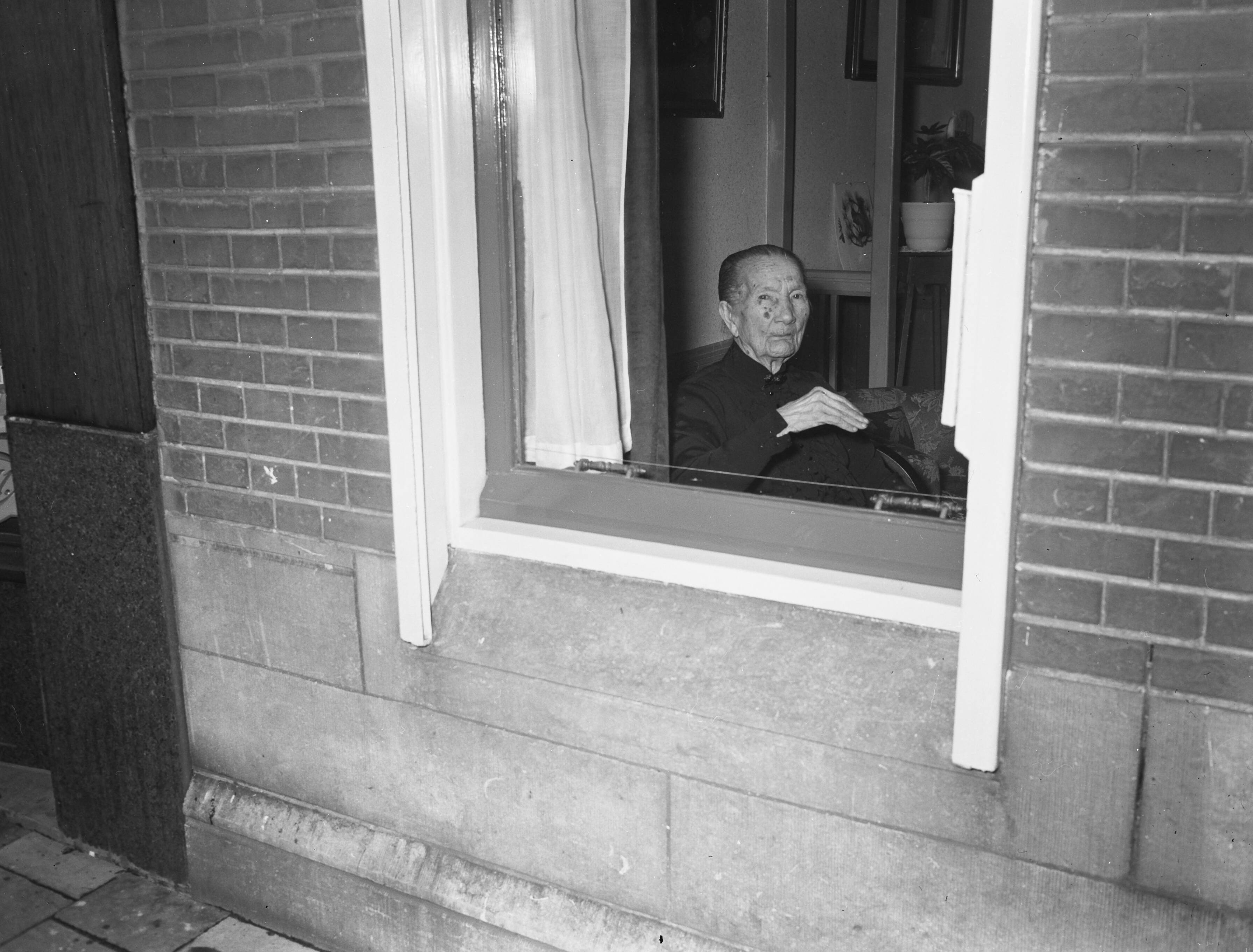 Fotocollectie Anefo — Mevrouw J.J. de Calonne-Meister hoopt 108 jaar te worden — Foto: Noske, J.D. / Anefo. Licentie: Set B: Rechtenvrij / Publiek Domein. Bron: Nationaal Archief. http://hdl.handle.net/10648/a96df374-d0b4-102d-bcf8-003048976d84