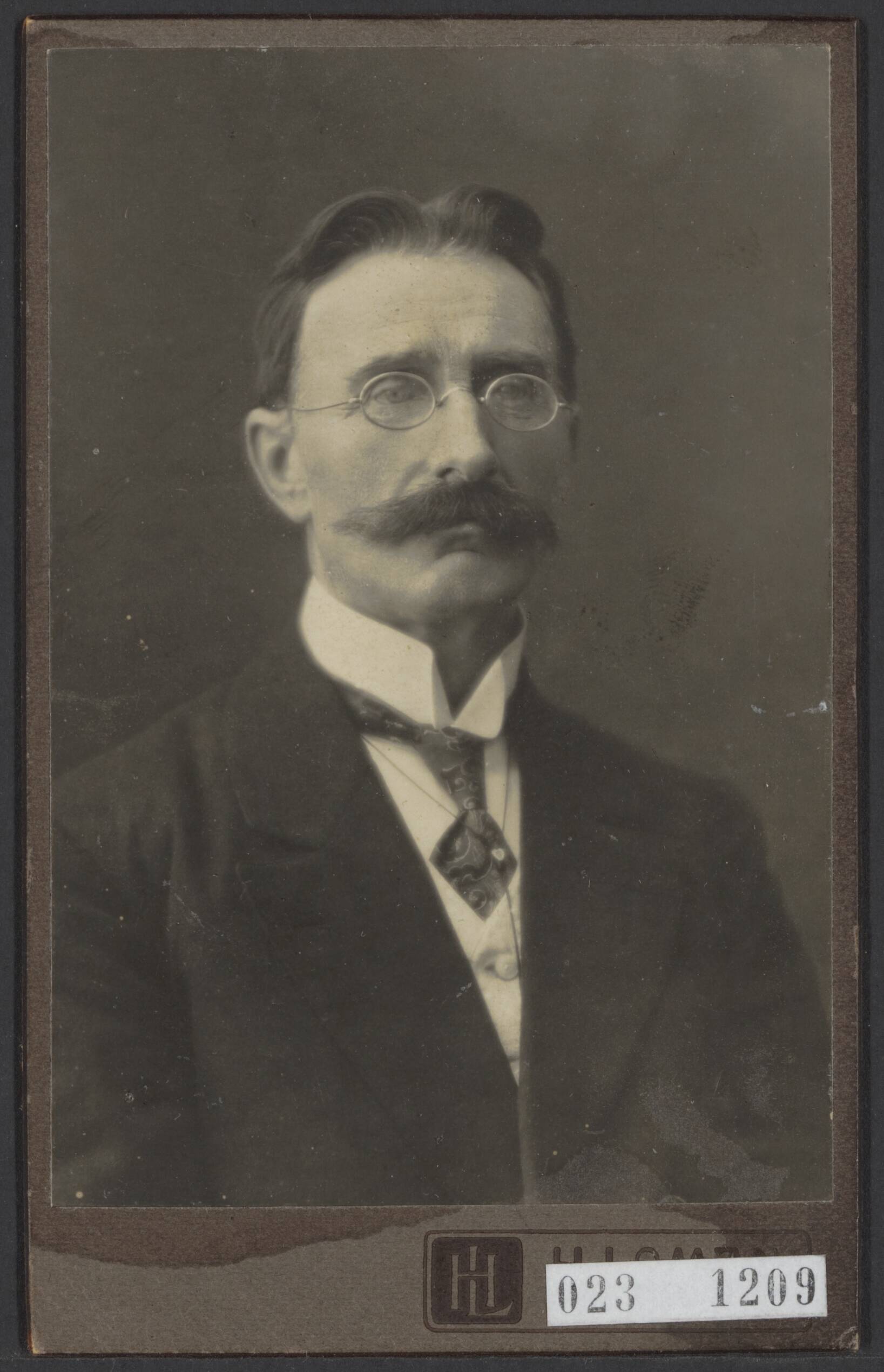 Fotocollectie Elsevier Binnenland — J.J. Bijleveld, onderwijzer te Wildervank — Foto: Onbekend / Publiek Domein of Rechtenvrij. Licentie: Set B: Rechtenvrij / Publiek Domein. Bron: Nationaal Archief. http://hdl.handle.net/10648/add6524e-d0b4-102d-bcf8-003048976d84