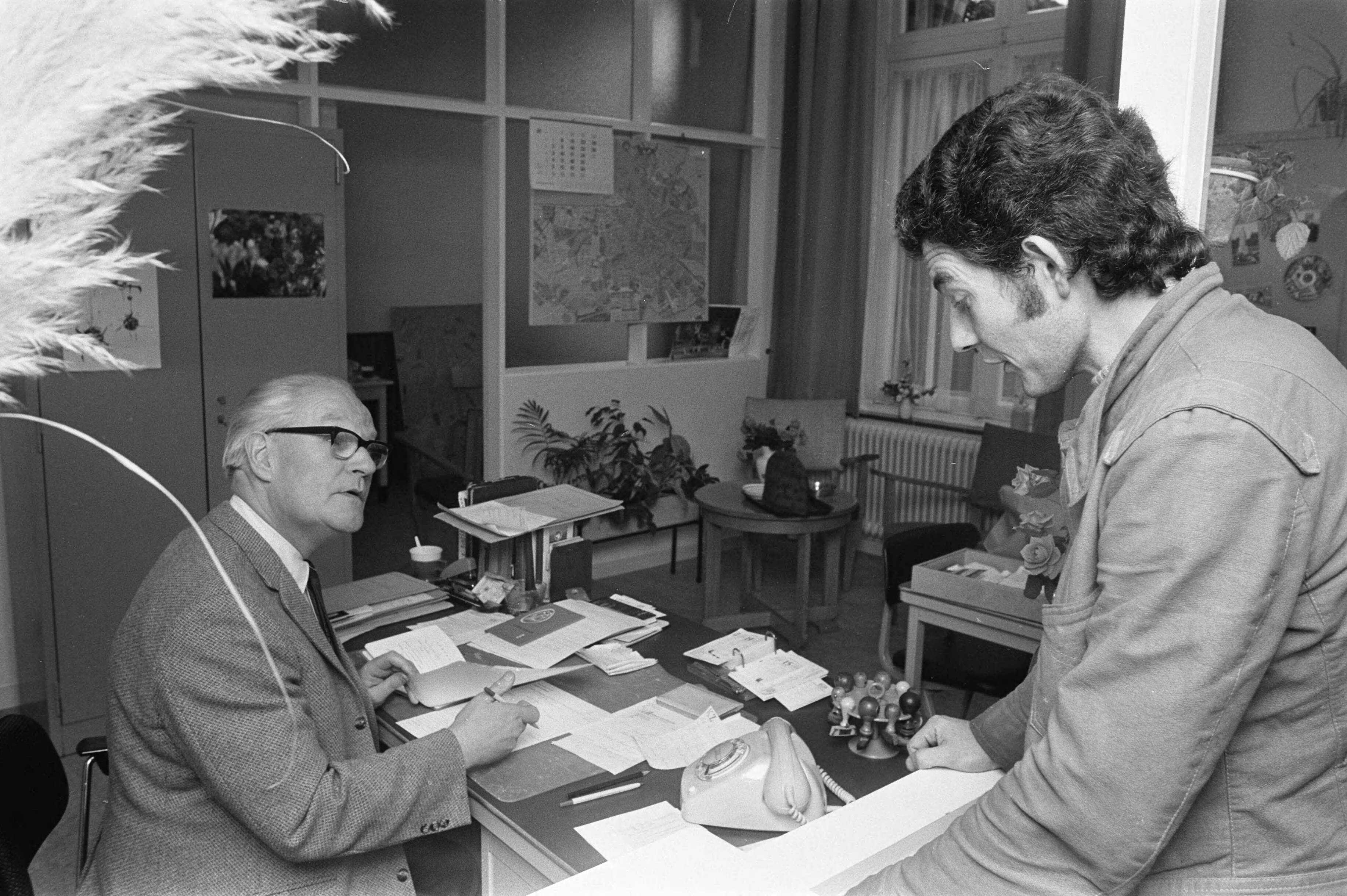 Fotocollectie Anefo — De heer B. Snoek , vader van vierling die vrijdag jl. werd geboren [doet aangifte bij de Burgerlijke Stand van Zaandam] — Foto: Peters, Hans / Anefo. Licentie: Set B: Rechtenvrij / Publiek Domein. Bron: Nationaal Archief. http://hdl.handle.net/10648/abfd31cc-d0b4-102d-bcf8-003048976d84