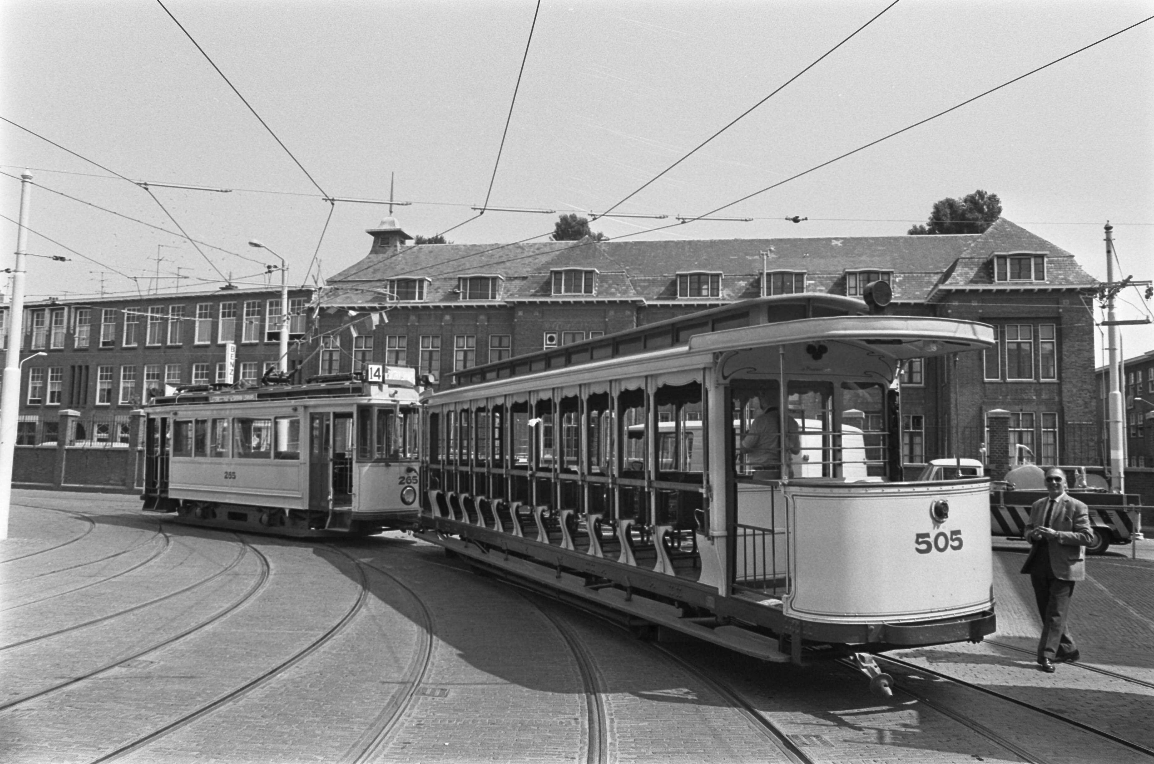 Tentoonstelling "Historische trams" in Den Haag — Tram uit 1904 — Foto: Verhoeff, Bert / Anefo. Licentie: Set B: Rechtenvrij / Publiek Domein. Bron: Nationaal Archief. http://hdl.handle.net/10648/ac6f2e80-d0b4-102d-bcf8-003048976d84