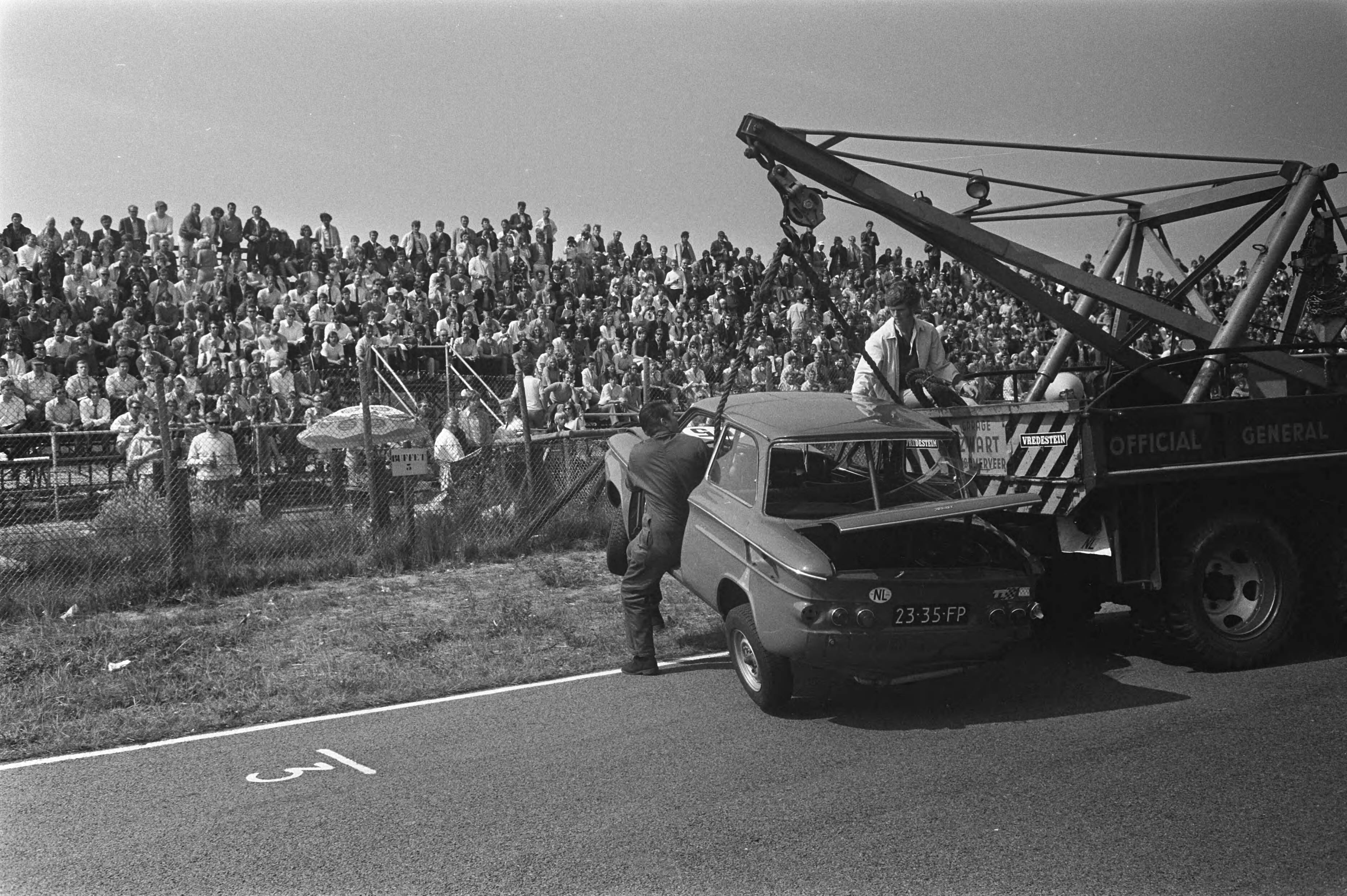 Fotocollectie Anefo — Nationale autoraces, Zandvoort. NSU 1000 TT wordt weggetakeld — Foto: Koch, Eric / Anefo. Licentie: Set B: Rechtenvrij / Publiek Domein. Bron: Nationaal Archief. http://hdl.handle.net/10648/ab9f1d9e-d0b4-102d-bcf8-003048976d84