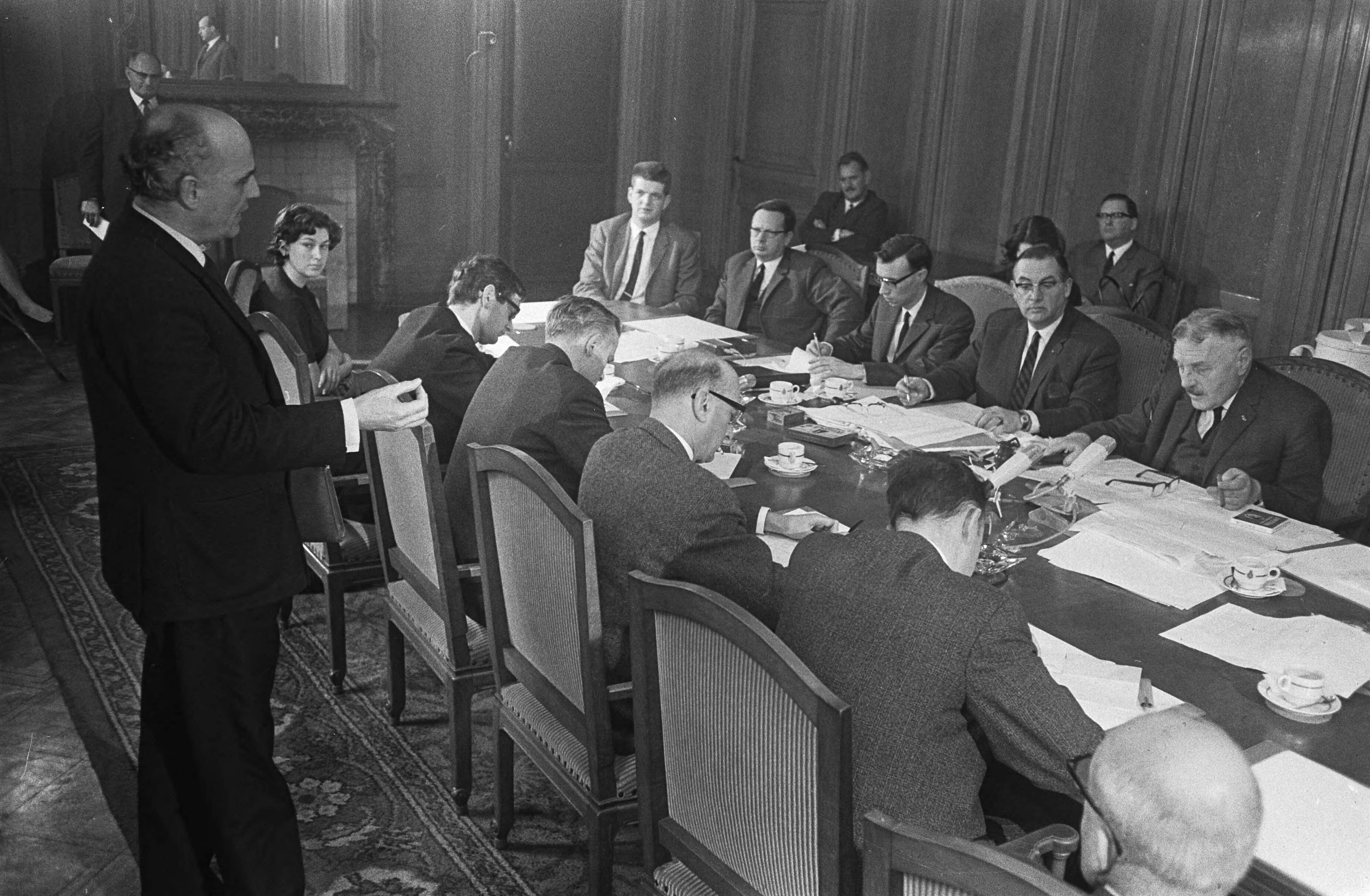 Fotocollectie Anefo — Kiesraad in Den Haag uitslag bekend gemaakt, mr. Koot (links) klaagt bij de Kiesraad, rechts mr. dr. J. Donner — Foto: Koch, Eric / Anefo. Licentie: Set B: Rechtenvrij / Publiek Domein. Bron: Nationaal Archief. http://hdl.handle.net/10648/ab107634-d0b4-102d-bcf8-003048976d84