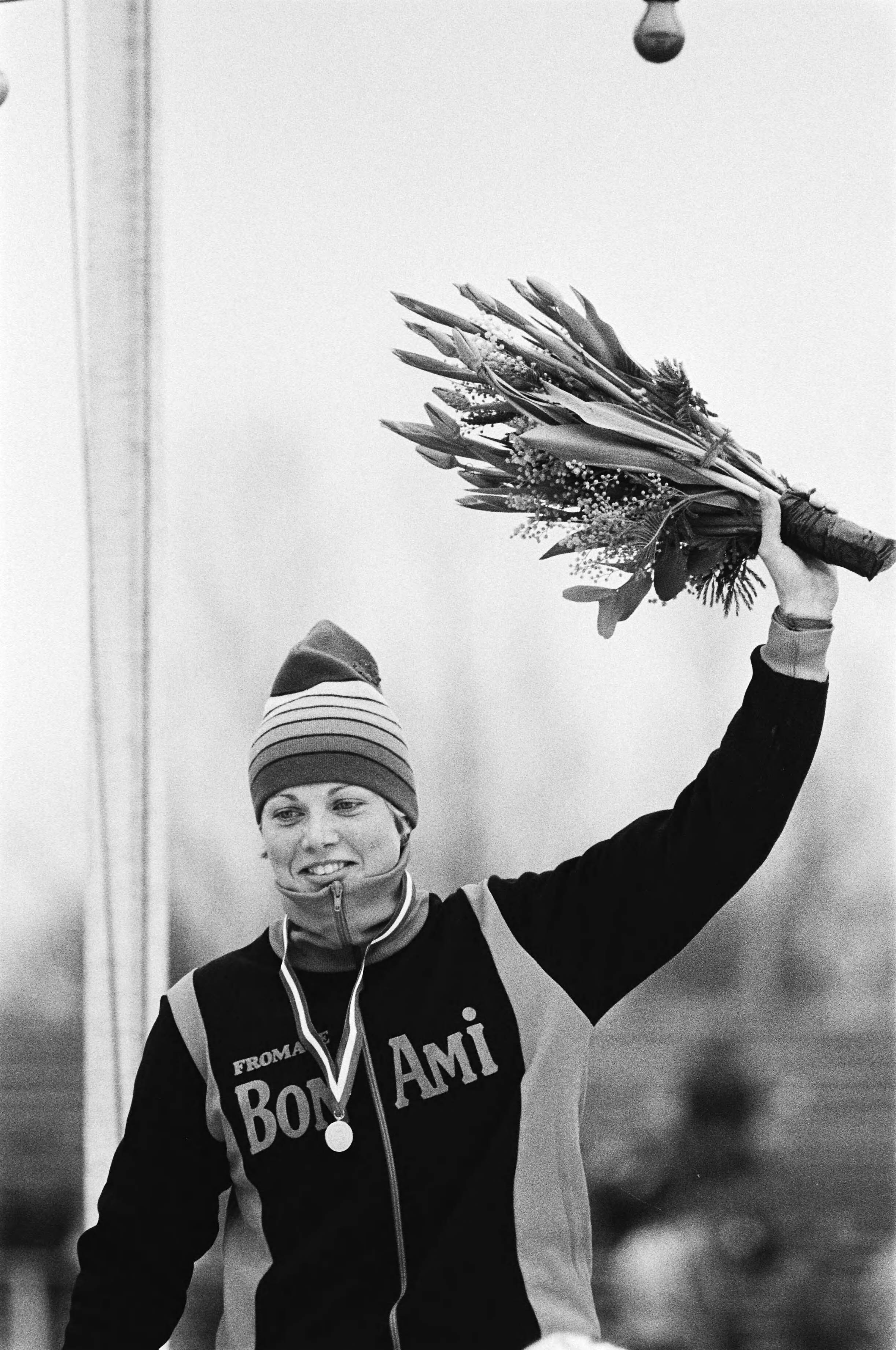 Fotocollectie Anefo — Nederlandse kampioenschappen schaatsen dames allround in Den Haag. Kampioene Ria Visser tijdens haar ereronde. — Foto: Suyk, Koen / Anefo. Licentie: Set B: Rechtenvrij / Publiek Domein. Bron: Nationaal Archief. http://hdl.handle.net/10648/acd7a460-d0b4-102d-bcf8-003048976d84