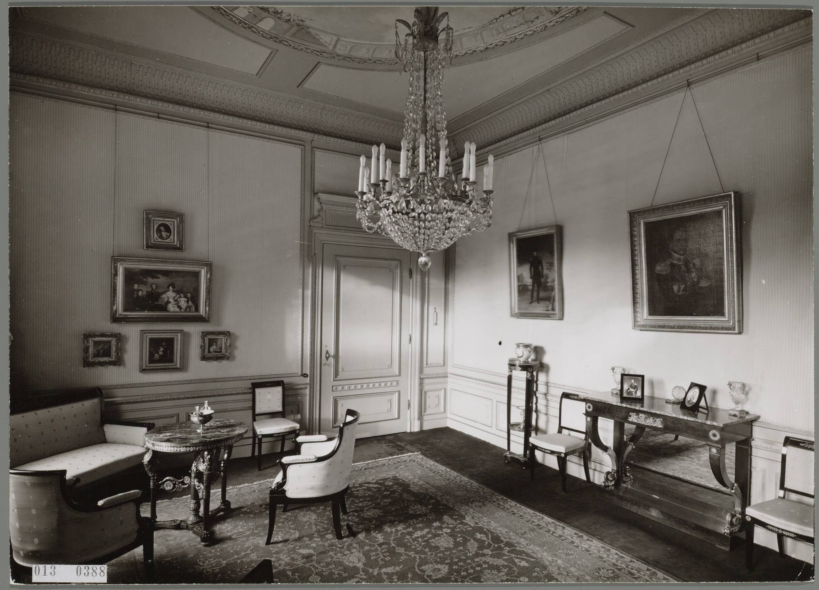 Paleis Soestdijk — Kleine ontvangstruimte naast studiezaal — Foto: Onbekend / RVD. Licentie: Set B: Rechtenvrij / Publiek Domein. Bron: Nationaal Archief. http://hdl.handle.net/10648/afa85590-d0b4-102d-bcf8-003048976d84