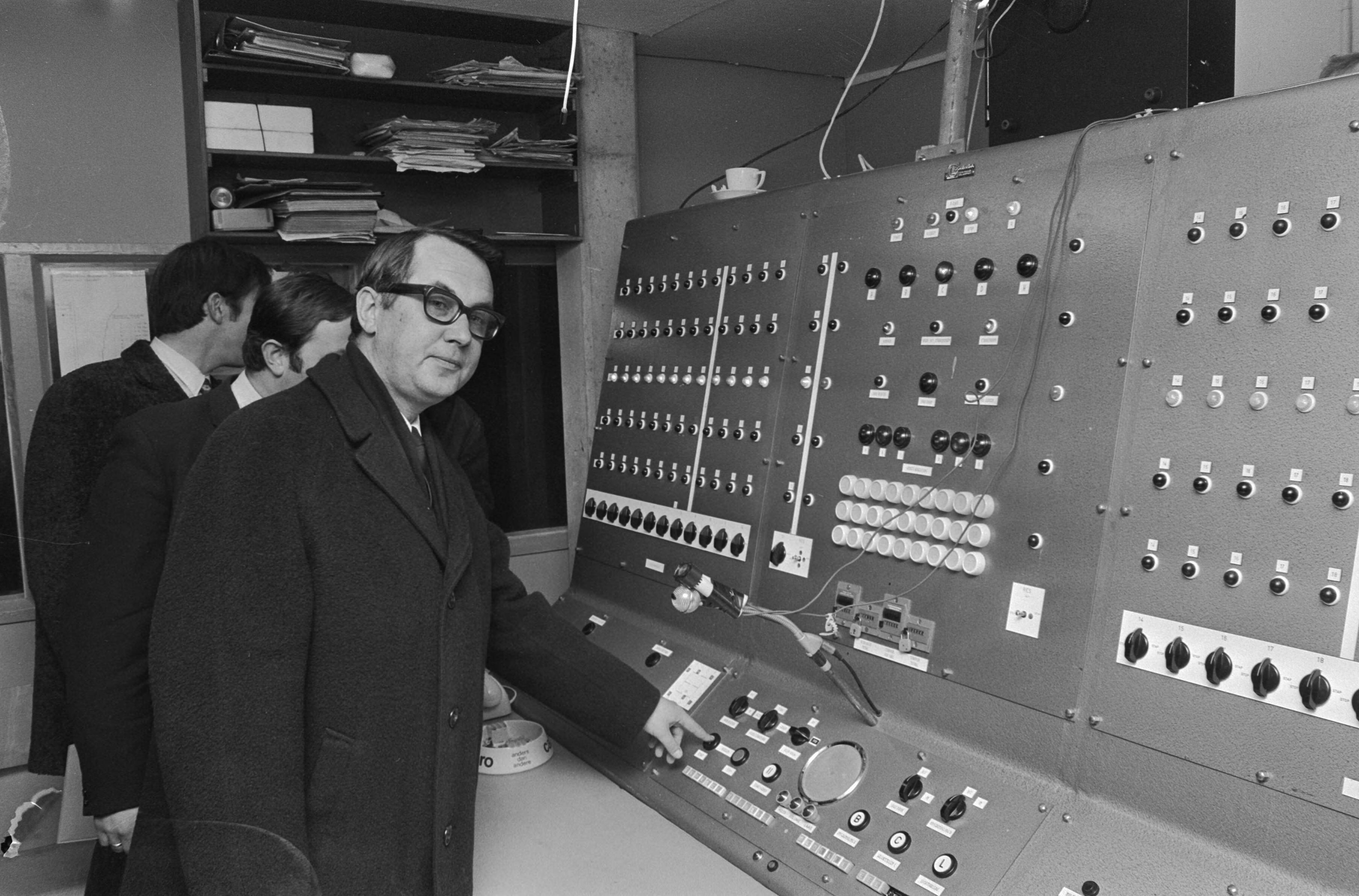 Fotocollectie Anefo — Hoogste punt bereikt van nieuw hoofdkantoor Albert Heyn Zaandam — Foto: Evers, Joost / Anefo. Licentie: Set B: Rechtenvrij / Publiek Domein. Bron: Nationaal Archief. http://hdl.handle.net/10648/abb257ba-d0b4-102d-bcf8-003048976d84