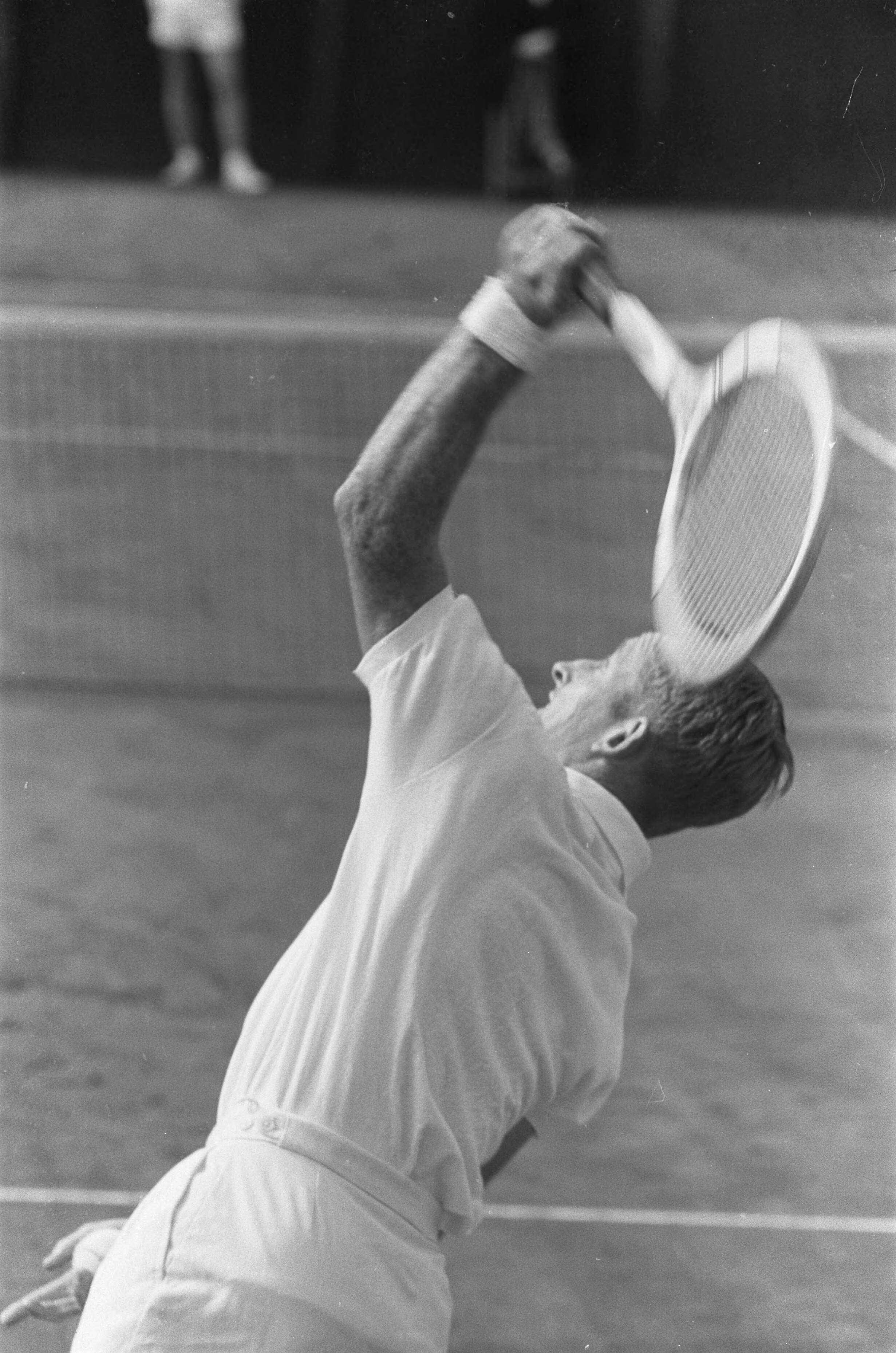 Fotocollectie Anefo — Wimbledonspelers spelen demonstratiepartijen tennis op de METS-banen te Scheveningen. Rod Laver serveert — Foto: Pot, Harry / Anefo. Licentie: Set B: Rechtenvrij / Publiek Domein. Bron: Nationaal Archief. http://hdl.handle.net/10648/a9dbda1a-d0b4-102d-bcf8-003048976d84