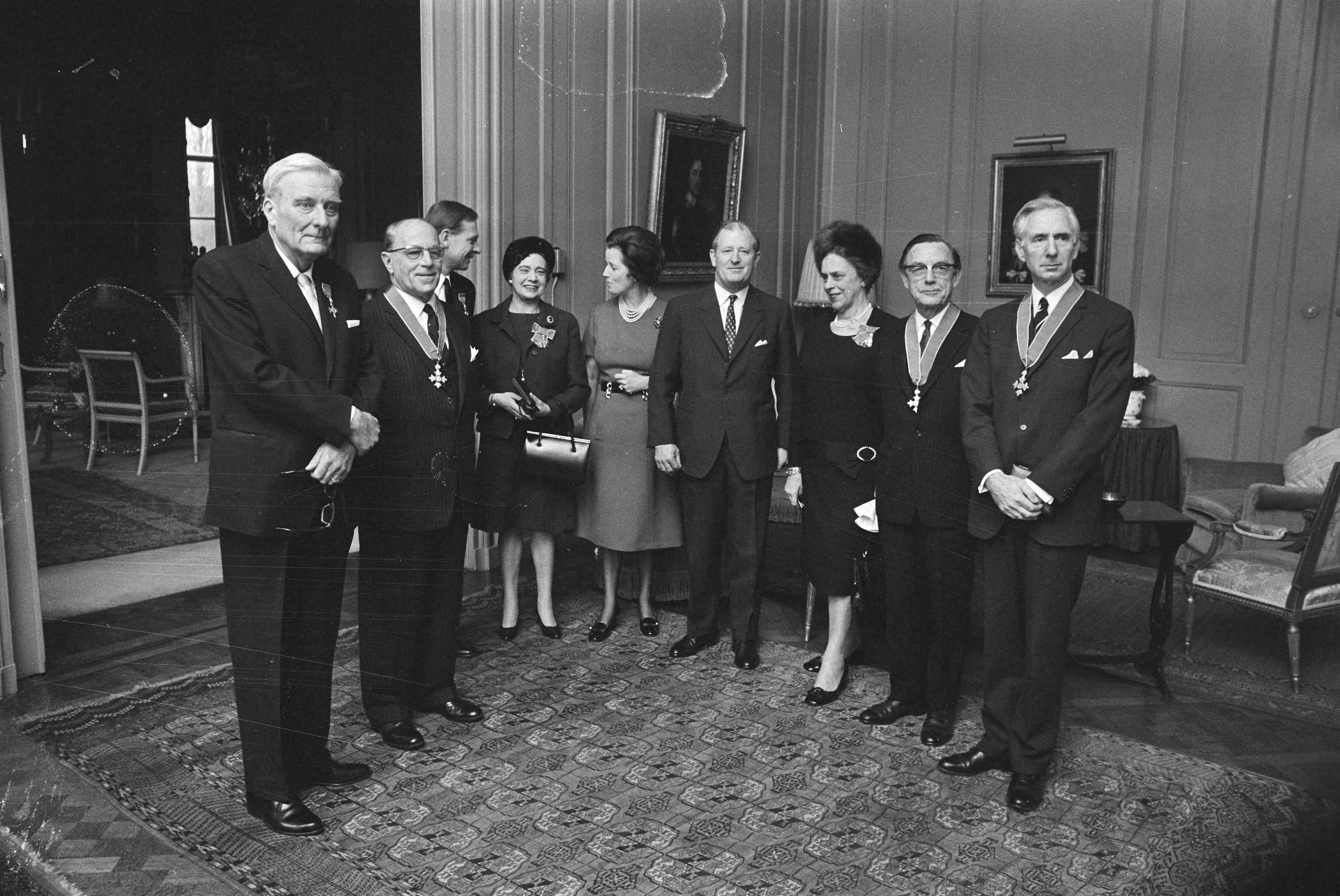 Fotocollectie Anefo — Britse ambassadeur reikt onderscheidingen uit op Ambassade Den Haag — Foto: Mieremet, Rob / Anefo. Licentie: Set B: Rechtenvrij / Publiek Domein. Bron: Nationaal Archief. http://hdl.handle.net/10648/abaadb66-d0b4-102d-bcf8-003048976d84
