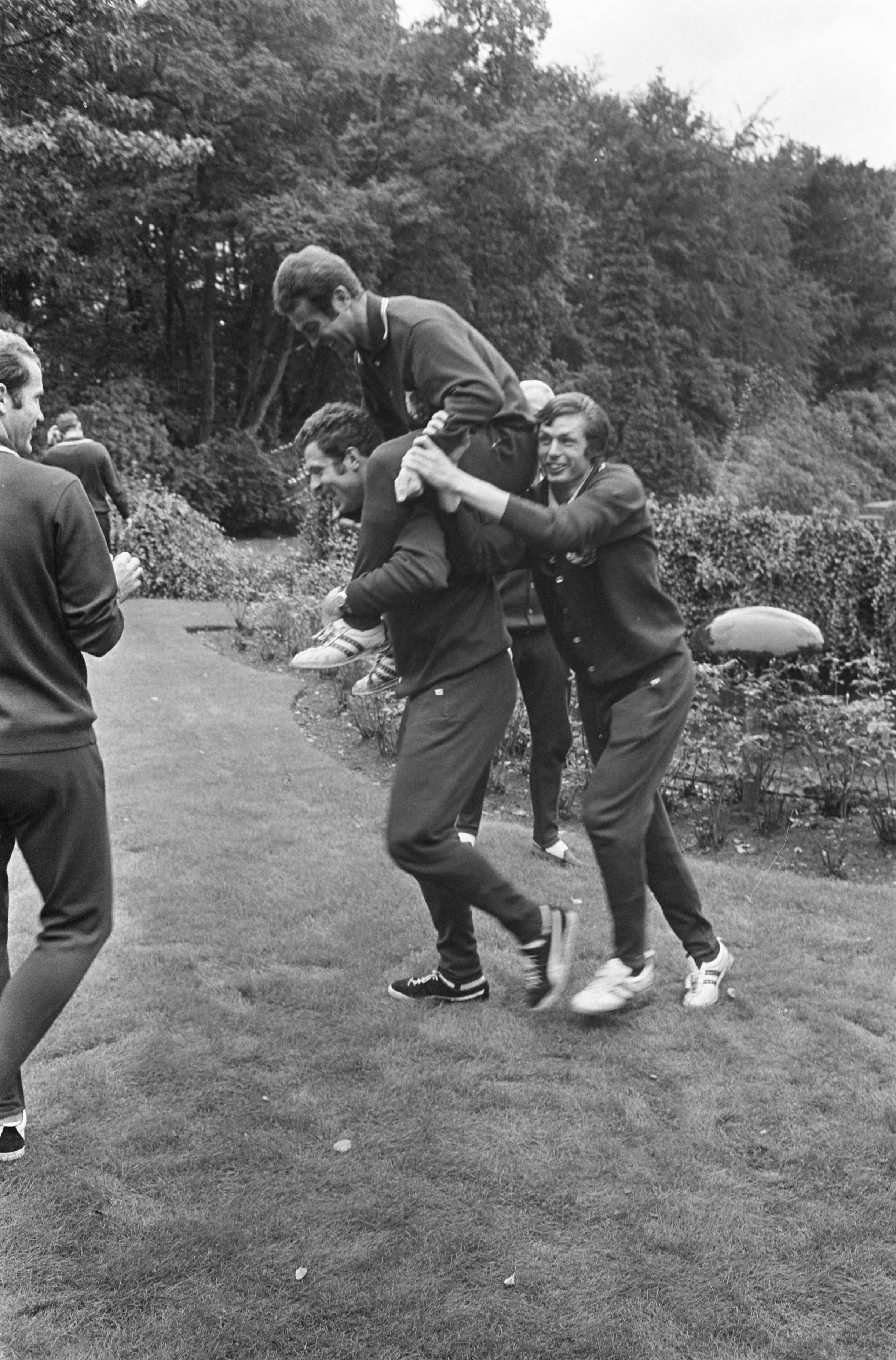 Ajax is in trainingskamp in hotel De Hooge Vuursche ter voorbereiding op de wedstrijd tegen FC Nurnberg — Baarn|voetbal |trainingen|Utrecht (prov.)|AJAX — Foto: Fotograaf Onbekend / Anefo. Licentie: Set B: Rechtenvrij / Publiek Domein. Bron: Nationaal Archief. http://hdl.handle.net/10648/ab4f6d08-d0b4-102d-bcf8-003048976d84