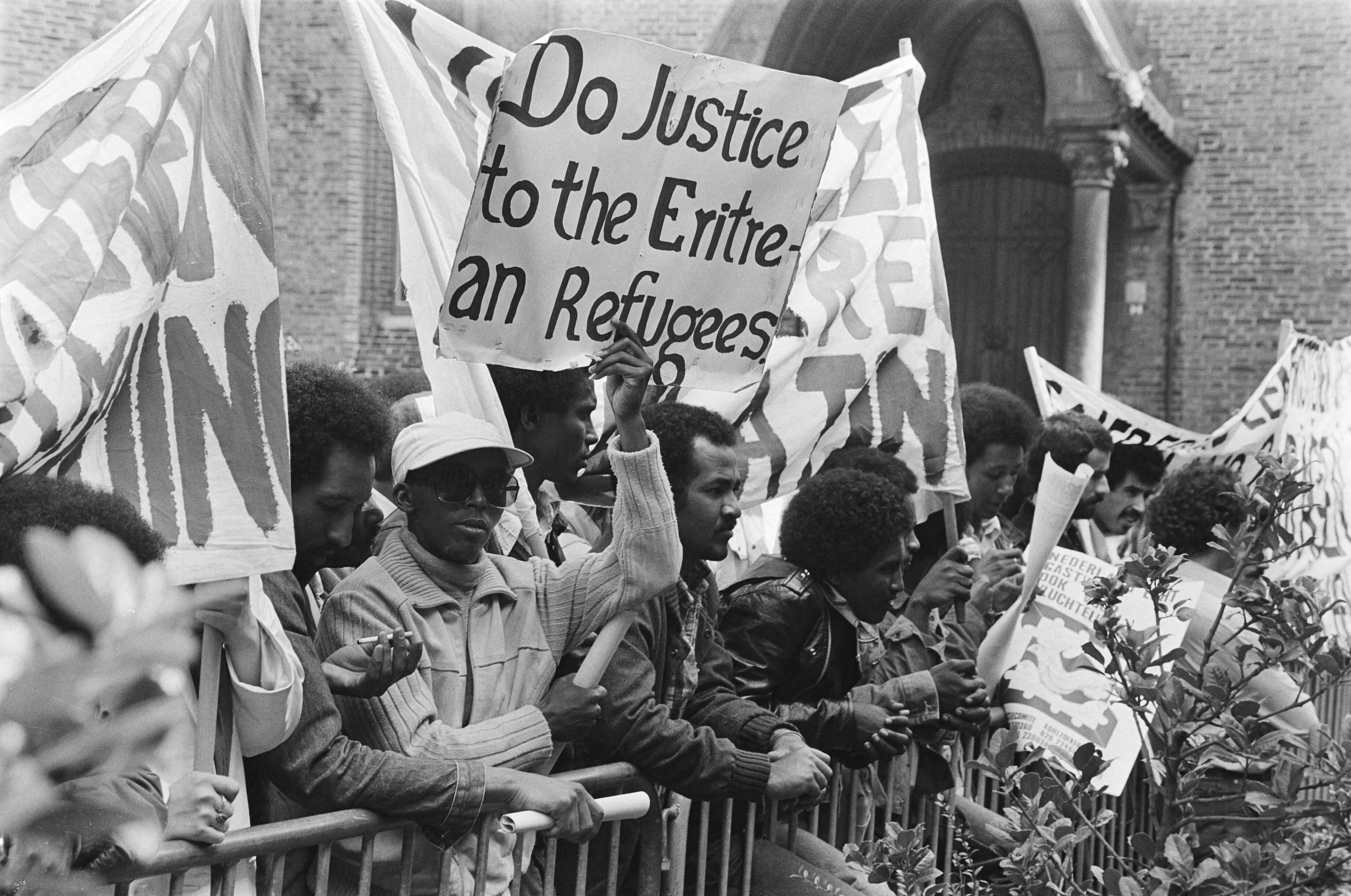 Fotocollectie Anefo — Demonstratie van ongeveer 100 illegale buitenlanders voor ministeries van CRM en Justitie en Binnenhof in Den Haag na de voettocht vanuit Amsterdam — Foto: Dijk, Hans van / Anefo. Licentie: Set B: Rechtenvrij / Publiek Domein. Bron: Nationaal Archief. http://hdl.handle.net/10648/acfe658c-d0b4-102d-bcf8-003048976d84