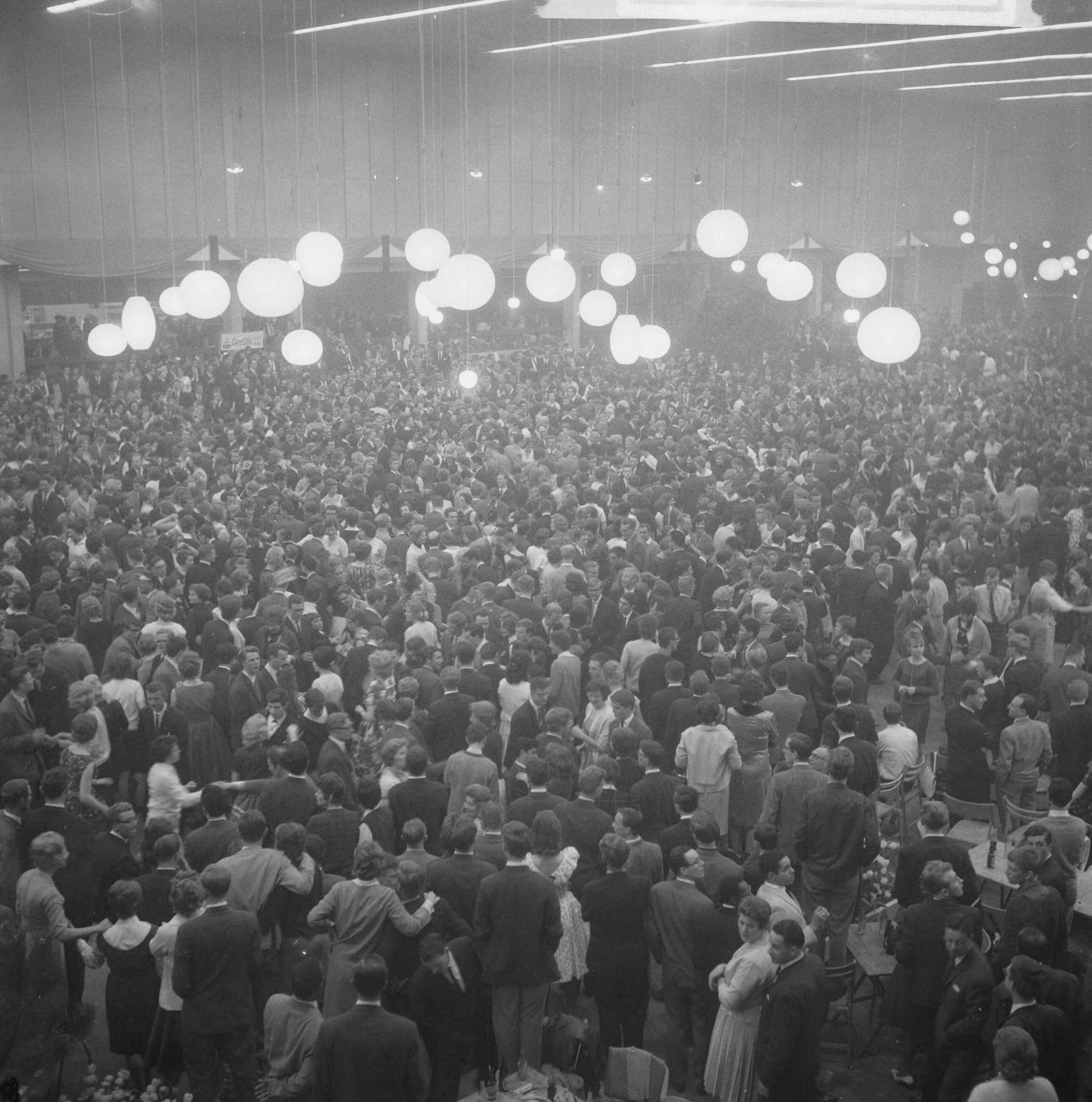 Viering Koninklijk Zilveren Huwelijksfeest te Amsterdam (1962) — Overzicht Oranjebal in de RAI — Foto: Nijs, Jac. de / Anefo. Licentie: Set B: Rechtenvrij / Publiek Domein. Bron: Nationaal Archief. http://hdl.handle.net/10648/aa04ce16-d0b4-102d-bcf8-003048976d84