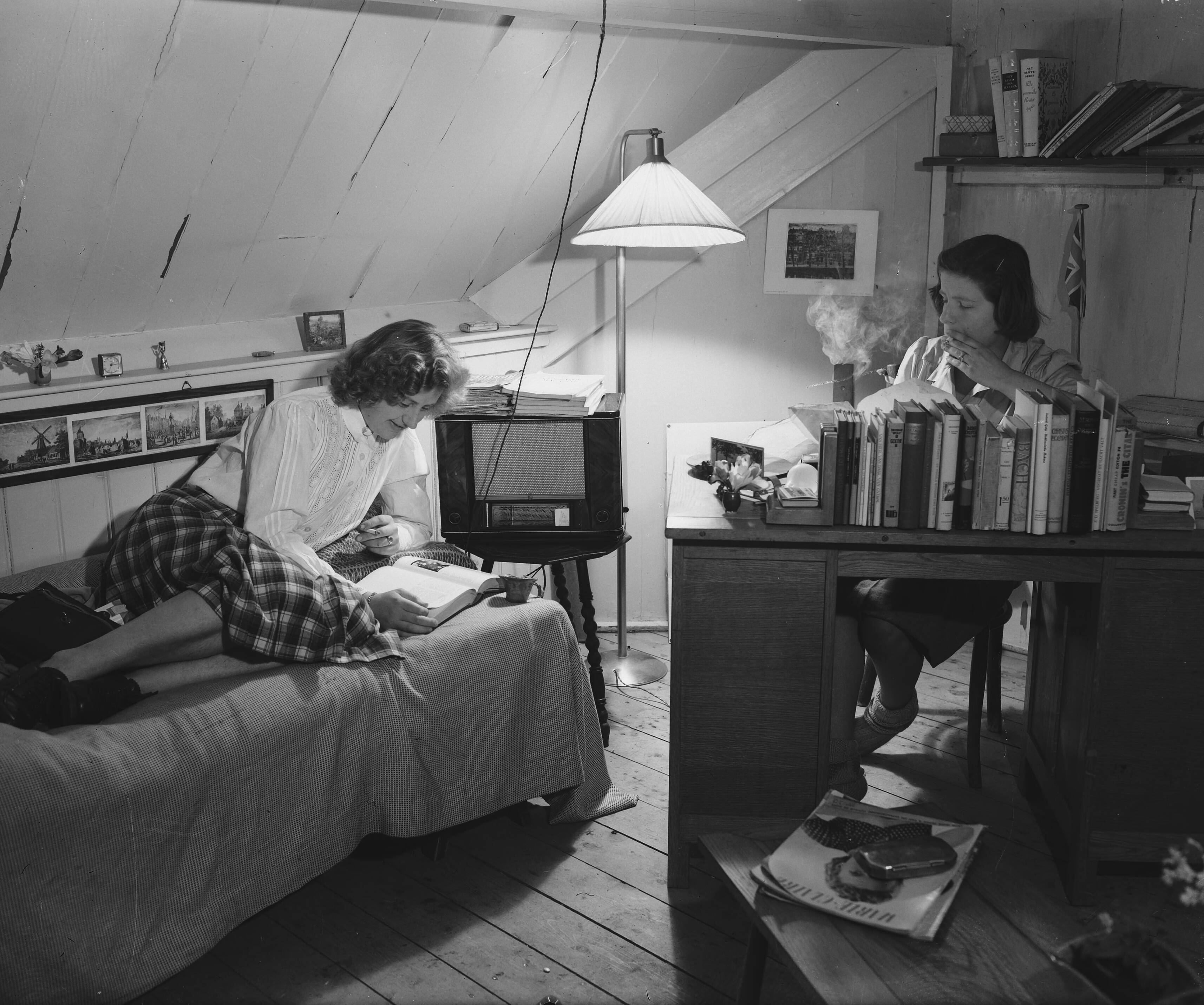 Fotocollectie Anefo — Tuinbouwschool "Huize te Lande" te Rijswijk. Een aantal leerlingen is op Huis te Lande intern, andere zijn in de omgeving in pension. Een gezellig studentenkamertje onder de hanebalken van het schoolgebouw — Foto: Raucamp, Koos / Anefo. Licentie: Set B: Rechtenvrij / Publiek Domein. Bron: Nationaal Archief. http://hdl.handle.net/10648/a89b4f64-d0b4-102d-bcf8-003048976d84