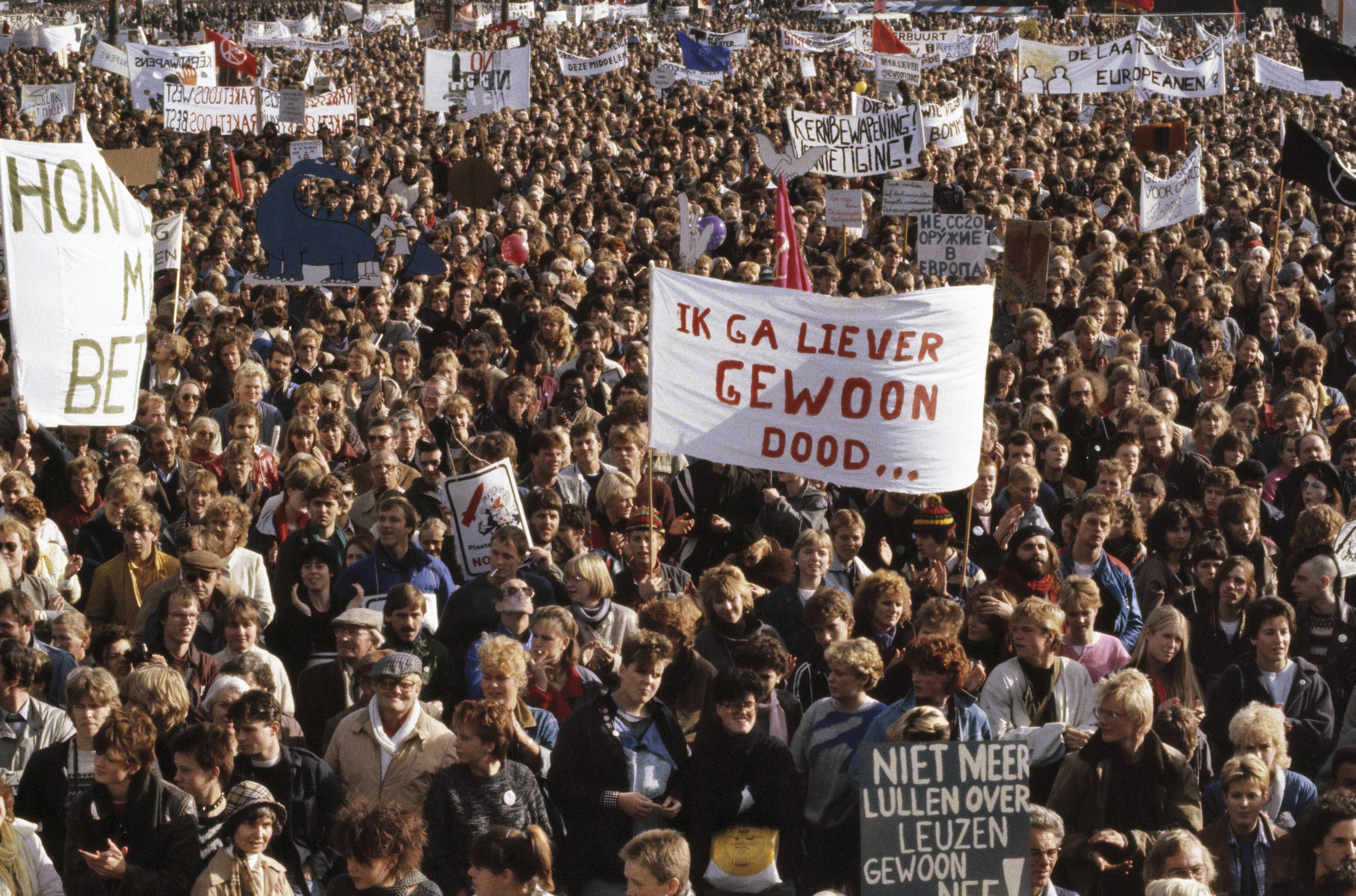 Fotocollectie Anefo — Anti kernwapendemonstratie in Den Haag ( 550 duizend deelnemers ); overzichten met diverse leuzen — Foto: Antonisse, Marcel / Anefo. Licentie: Set B: Rechtenvrij / Publiek Domein. Bron: Nationaal Archief. http://hdl.handle.net/10648/ad8b65cc-d0b4-102d-bcf8-003048976d84