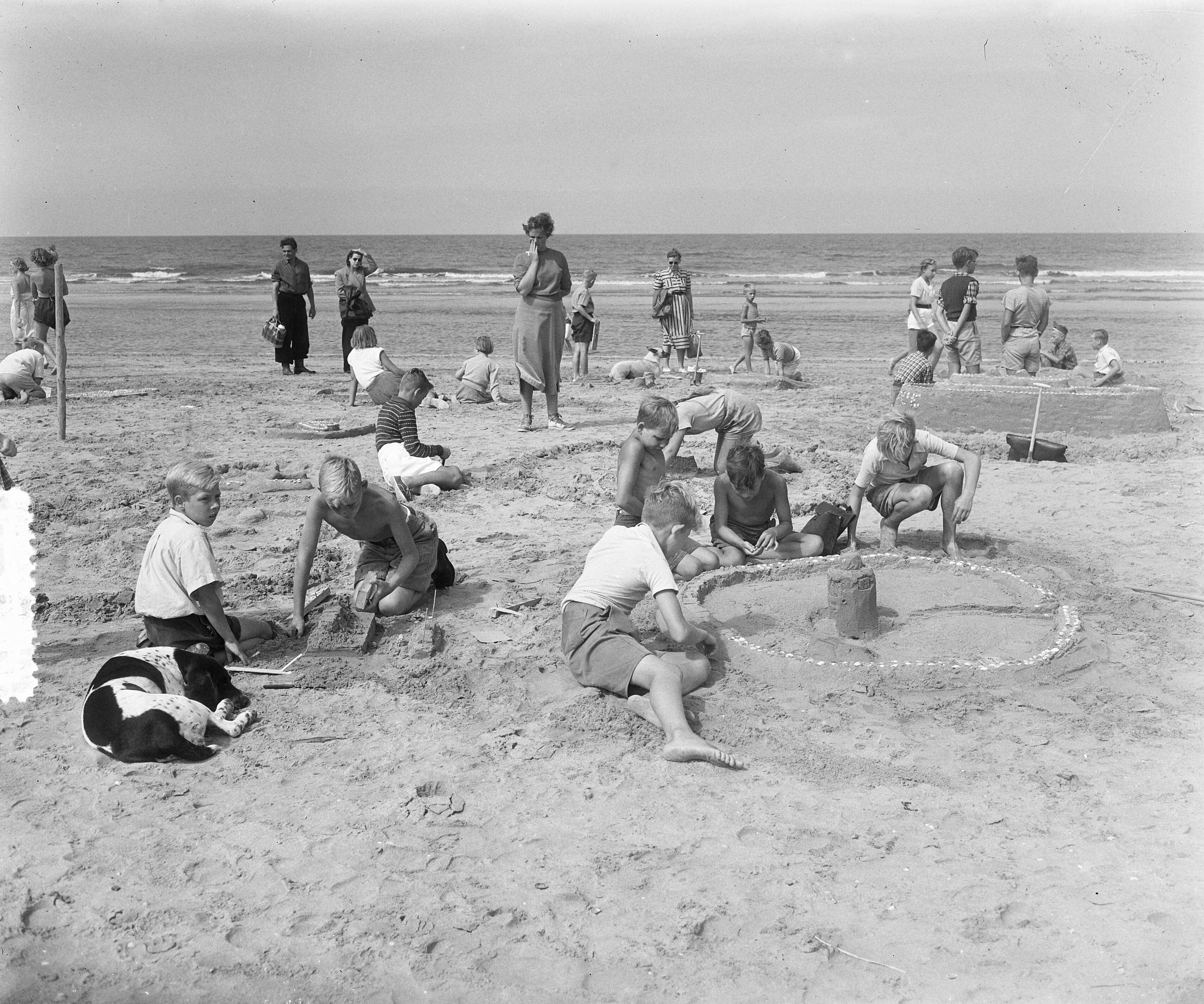 Fotocollectie Anefo — Zandbouwwedstrijd te Zandvoort — Foto: Pot, Harry / Anefo. Licentie: Set B: Rechtenvrij / Publiek Domein. Bron: Nationaal Archief. http://hdl.handle.net/10648/a911106e-d0b4-102d-bcf8-003048976d84