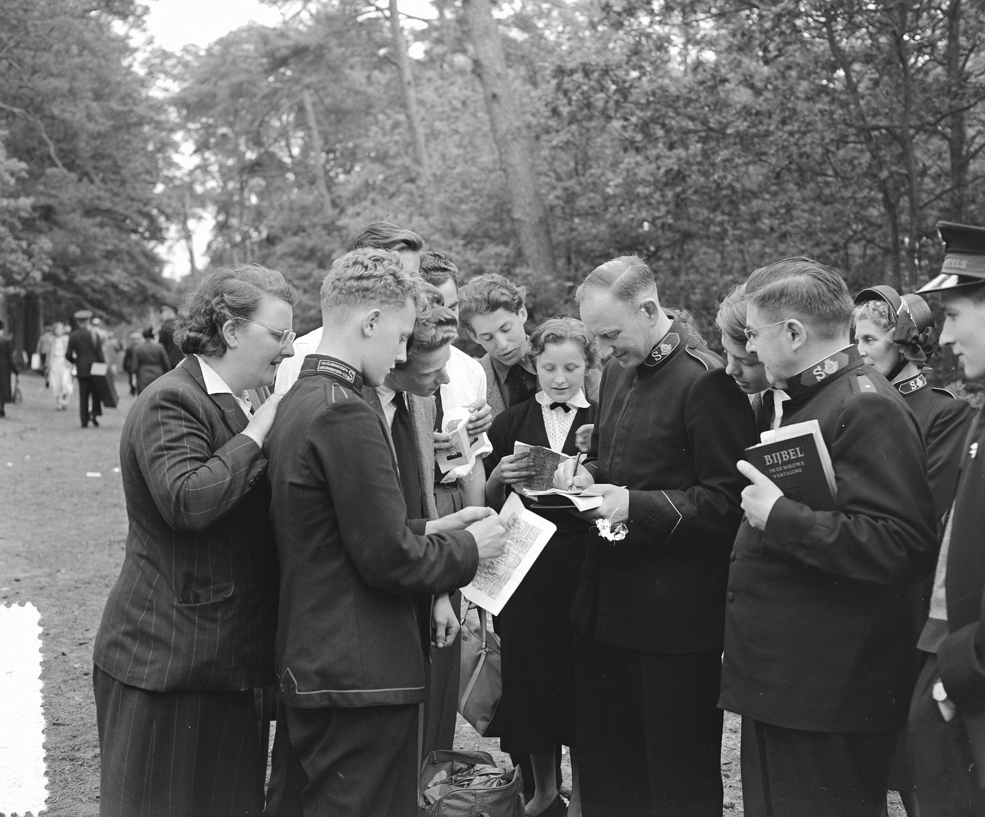 Fotocollectie Anefo — Nationale Velddag van het Leger des Heils te Baarn (jeugddag). Kolonel Westergaard uit Londen deelt handtekeningen uit — Foto: Rossem, Wim van / Anefo. Licentie: Set B: Rechtenvrij / Publiek Domein. Bron: Nationaal Archief. http://hdl.handle.net/10648/a9242dfc-d0b4-102d-bcf8-003048976d84