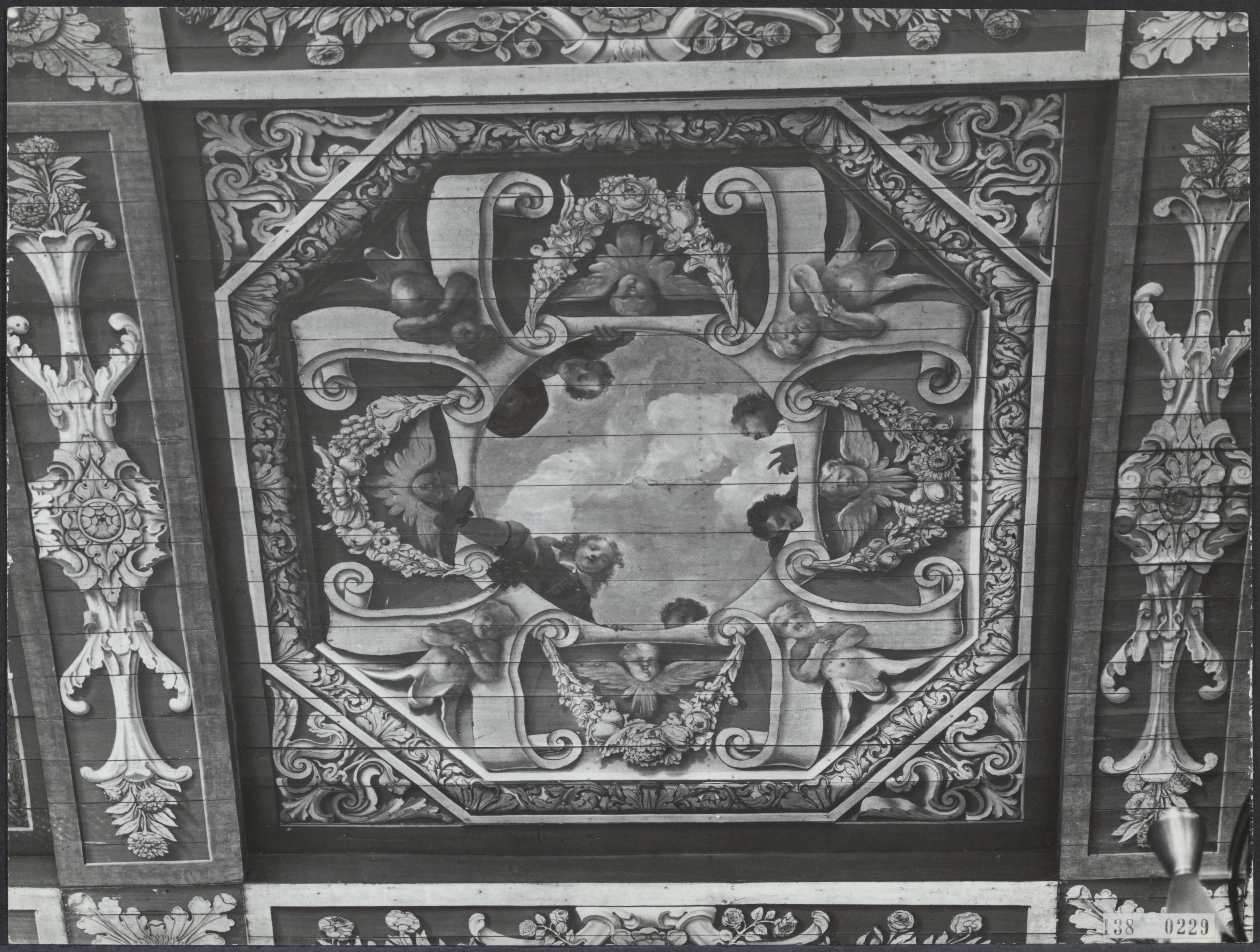Fotocollectie Rijksvoorlichtingsdienst Eigen — Plafond van de vergaderzaal van de Eerste Kamer — Foto: Fotodienst Gemeente Den Haag. Licentie: Set B: Rechtenvrij / Publiek Domein. Bron: Nationaal Archief. http://hdl.handle.net/10648/af6cc07a-d0b4-102d-bcf8-003048976d84