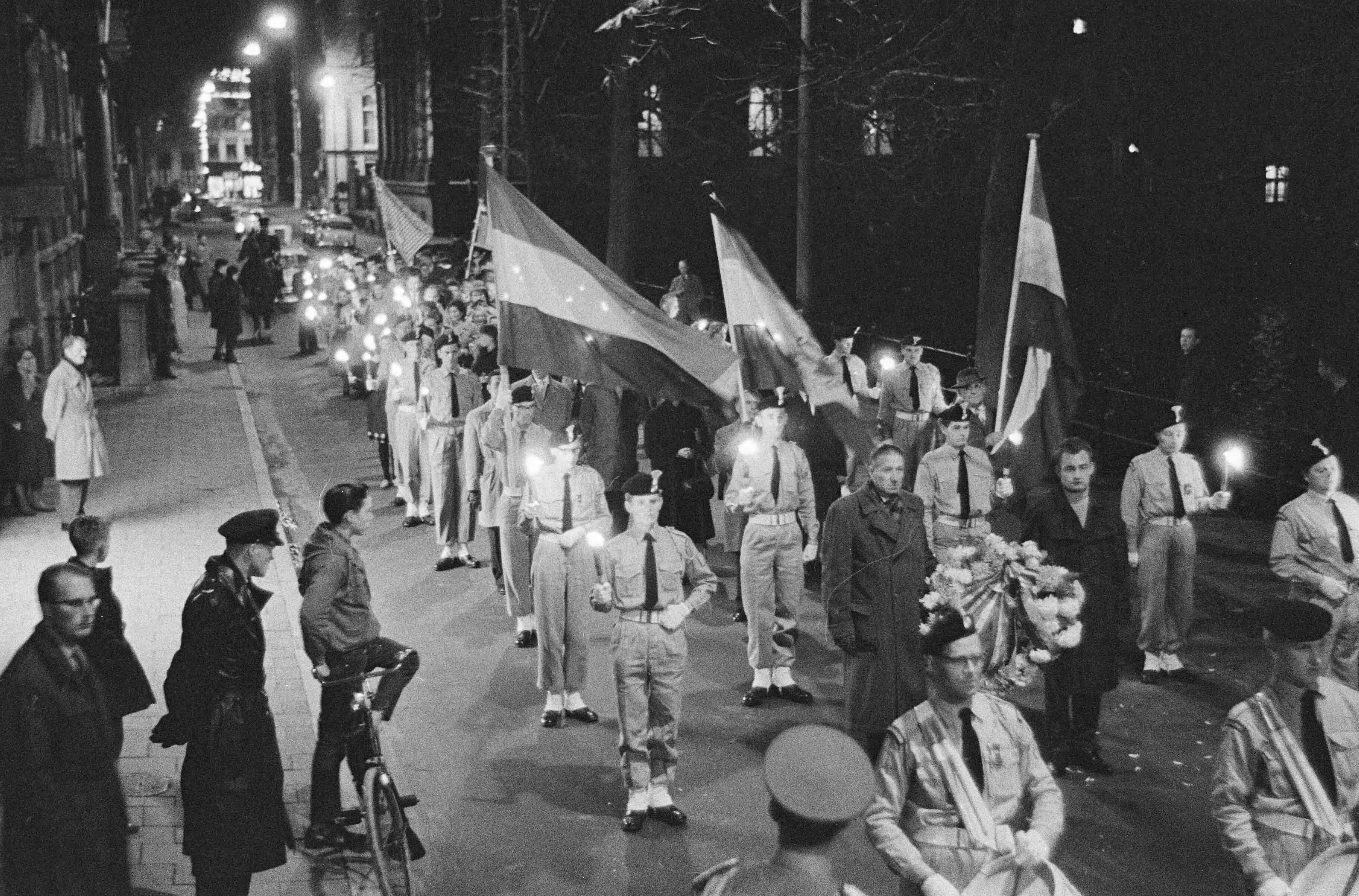 Fotocollectie Anefo — Fakkeloptocht van Hongaarse vluchtelingen in Den Haag ter herdenking van de opstand van 1956 — Foto: Pot, Harry / Anefo. Licentie: Set B: Rechtenvrij / Publiek Domein. Bron: Nationaal Archief. http://hdl.handle.net/10648/a9ea764c-d0b4-102d-bcf8-003048976d84