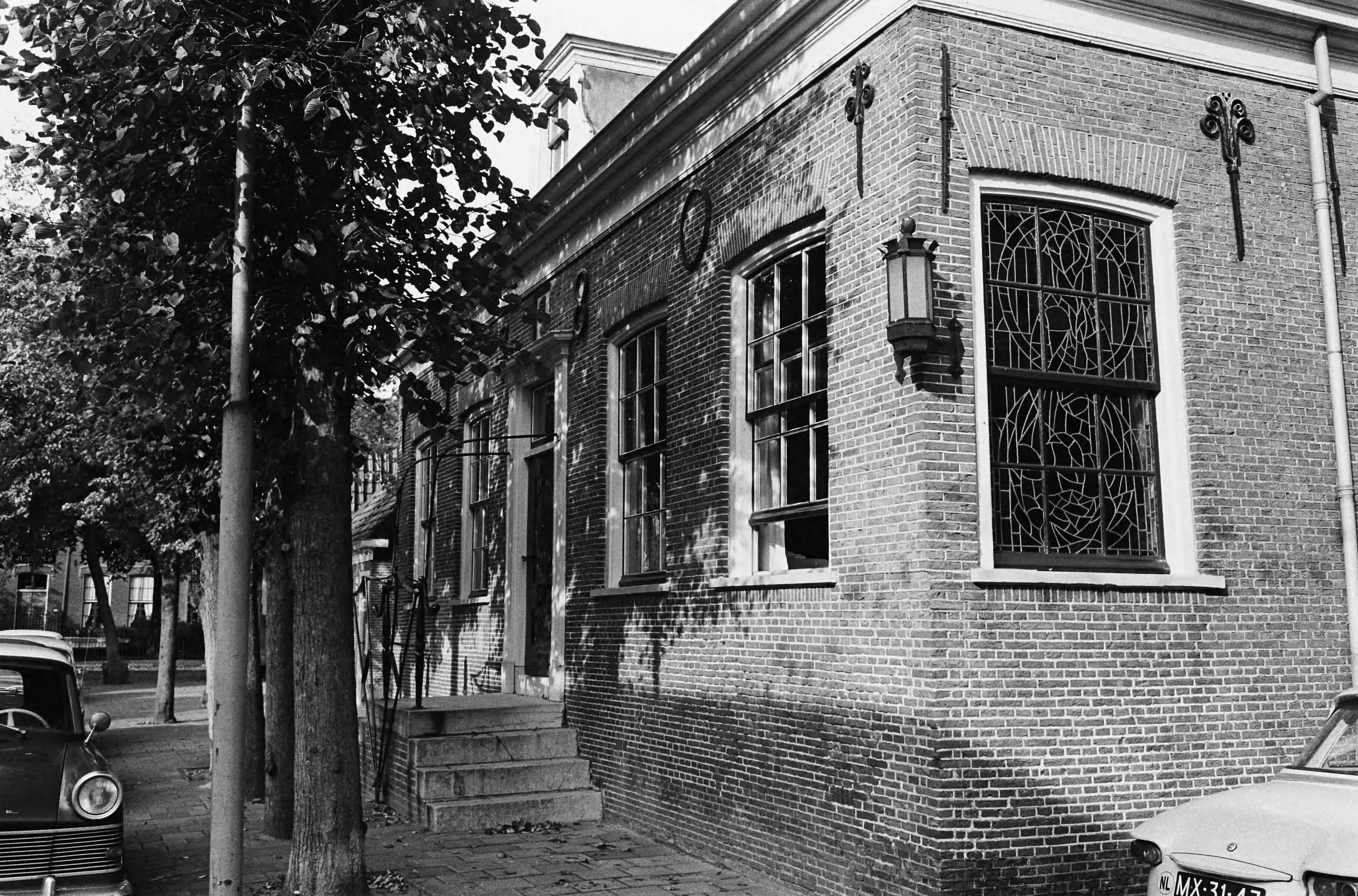 Fotocollectie Anefo — Voormalig raadhuis van Aalsmeer, tijdelijke woning van de inspecteur van het lager onderwijs, dhr. H. Dijkstra en zijn gezin (vrouw en 5 kinderen). Exterieur van oud raadhuis — Foto: Pot, Harry / Anefo. Licentie: Set B: Rechtenvrij / Publiek Domein. Bron: Nationaal Archief. http://hdl.handle.net/10648/aa44e8b6-d0b4-102d-bcf8-003048976d84
