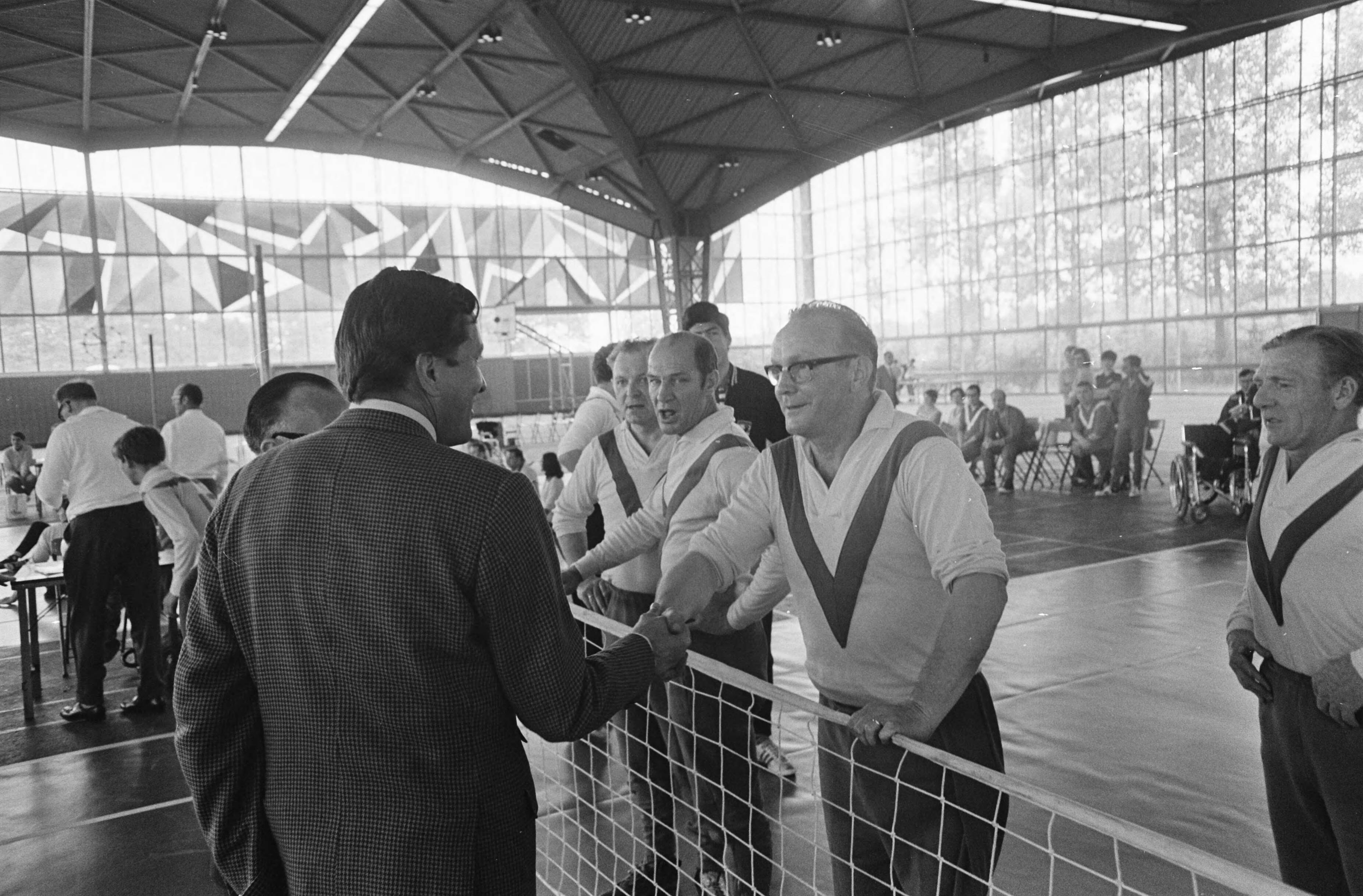 Fotocollectie Anefo — Zijne Koninklijke Hoogheid Prins Claus woont de Landelijke Invaliden Sportdag in Expohal, Hilversum, bij bij tafeltennissers — Foto: Evers, Joost / Anefo. Licentie: Set B: Rechtenvrij / Publiek Domein. Bron: Nationaal Archief. http://hdl.handle.net/10648/ab6c3960-d0b4-102d-bcf8-003048976d84