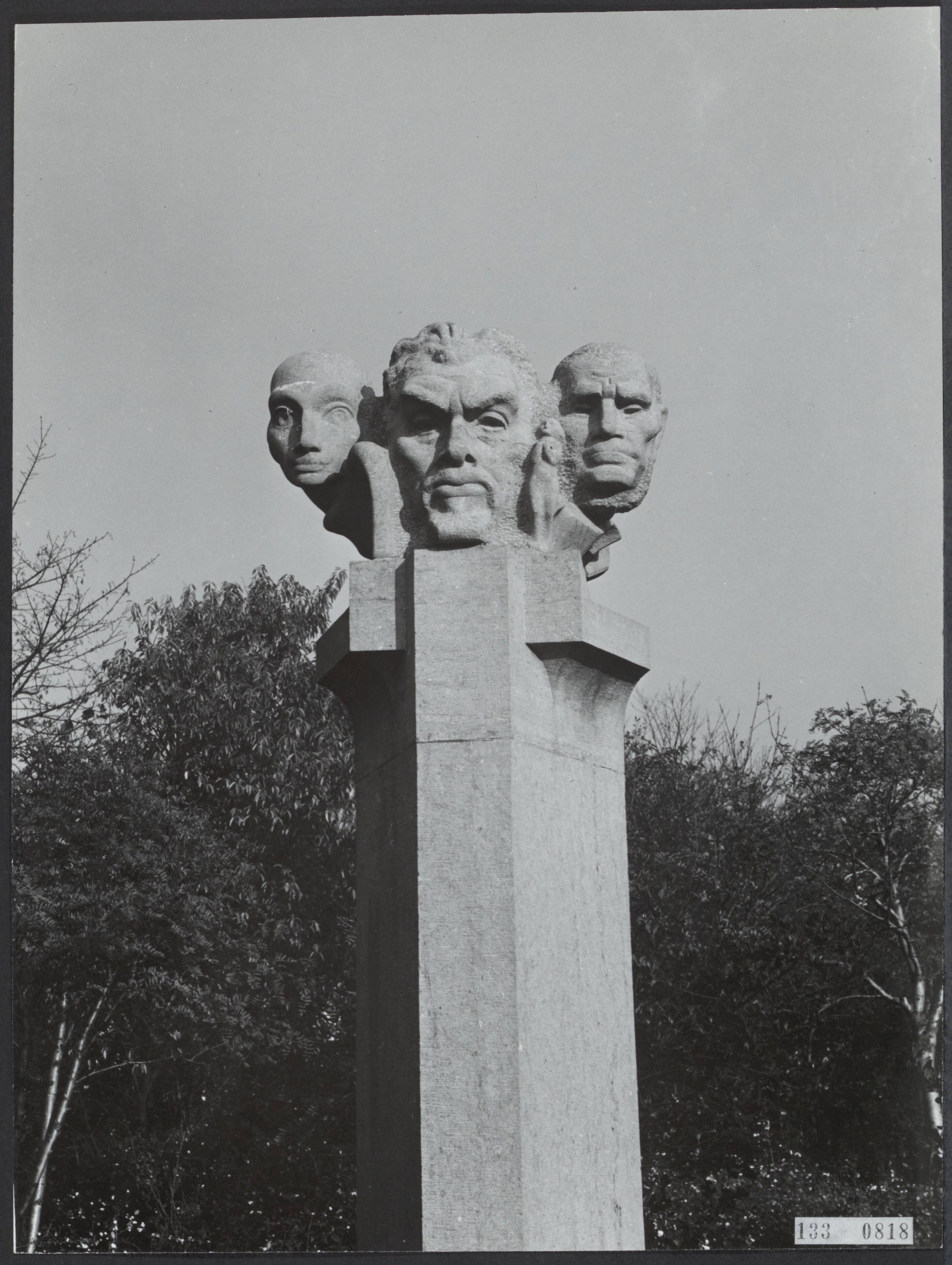 Fotocollectie Rijksvoorlichtingsdienst Eigen — Den Haag. Jacob Catslaan: gedenkteken voor de schilder Jan Toorop (1858-1928) van de hand van John Raedecker (1885-1956) — Foto: Fotodienst Gemeente Den Haag. Licentie: Set B: Rechtenvrij / Publiek Domein. Bron: Nationaal Archief. http://hdl.handle.net/10648/af5aa1b0-d0b4-102d-bcf8-003048976d84