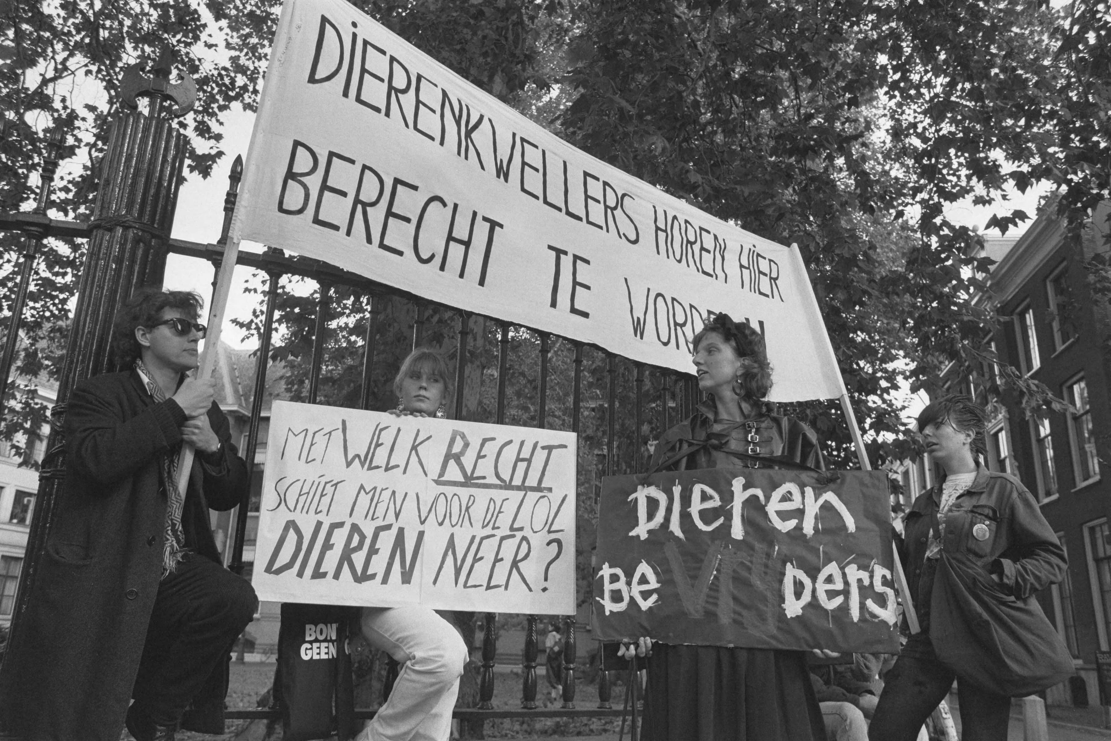 Fotocollectie Anefo — Dierenbevrijders voor rechter in Utrecht; demonstratie — Foto: Croes, Rob C. / Anefo. Licentie: Set B: Rechtenvrij / Publiek Domein. Bron: Nationaal Archief. http://hdl.handle.net/10648/ad6558a0-d0b4-102d-bcf8-003048976d84