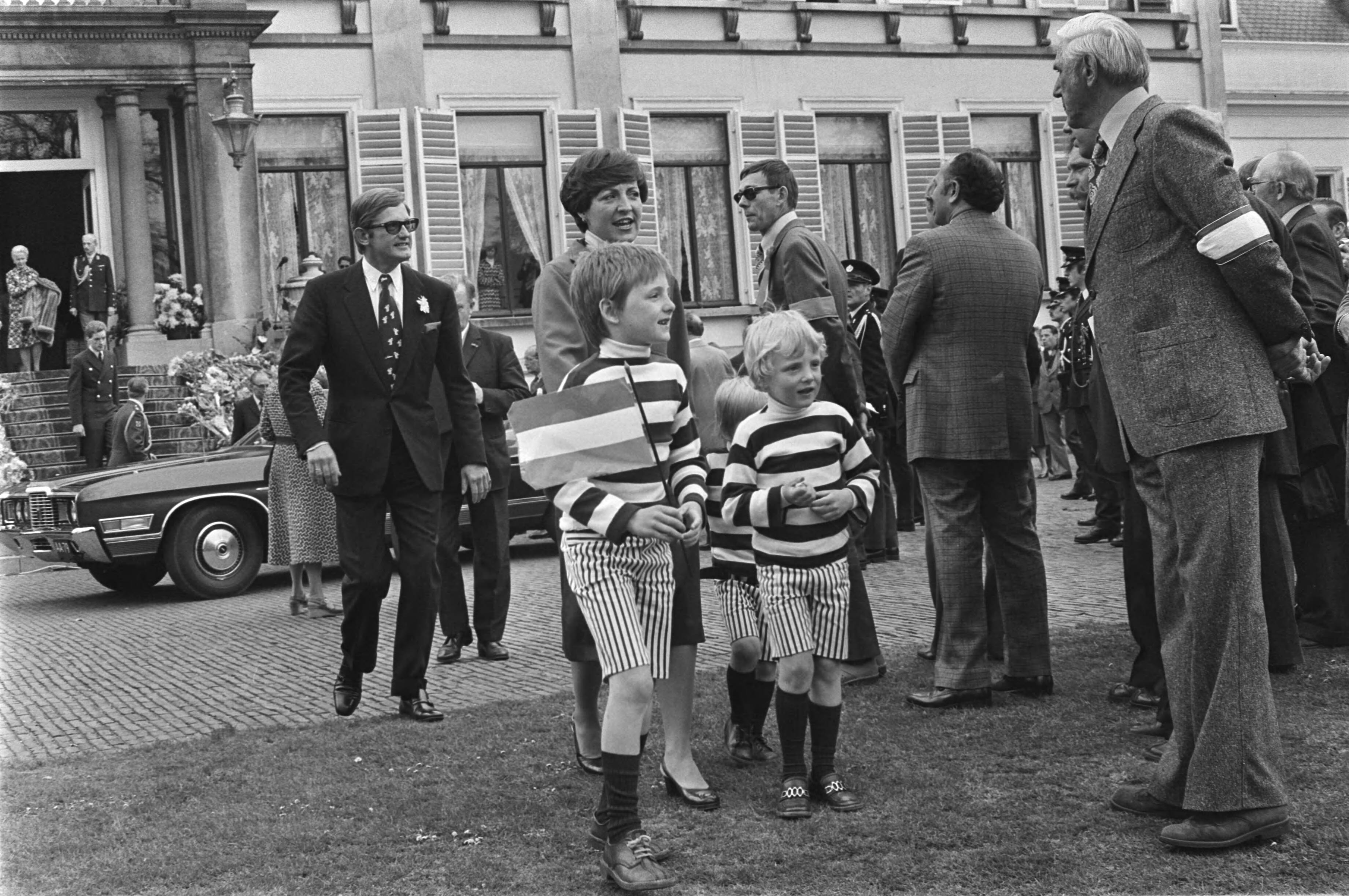 Fotocollectie Anefo — Defile Soestdijk; defilie allerlei — Foto: Mieremet, Rob / Anefo. Licentie: Set B: Rechtenvrij / Publiek Domein. Bron: Nationaal Archief. http://hdl.handle.net/10648/ac829970-d0b4-102d-bcf8-003048976d84