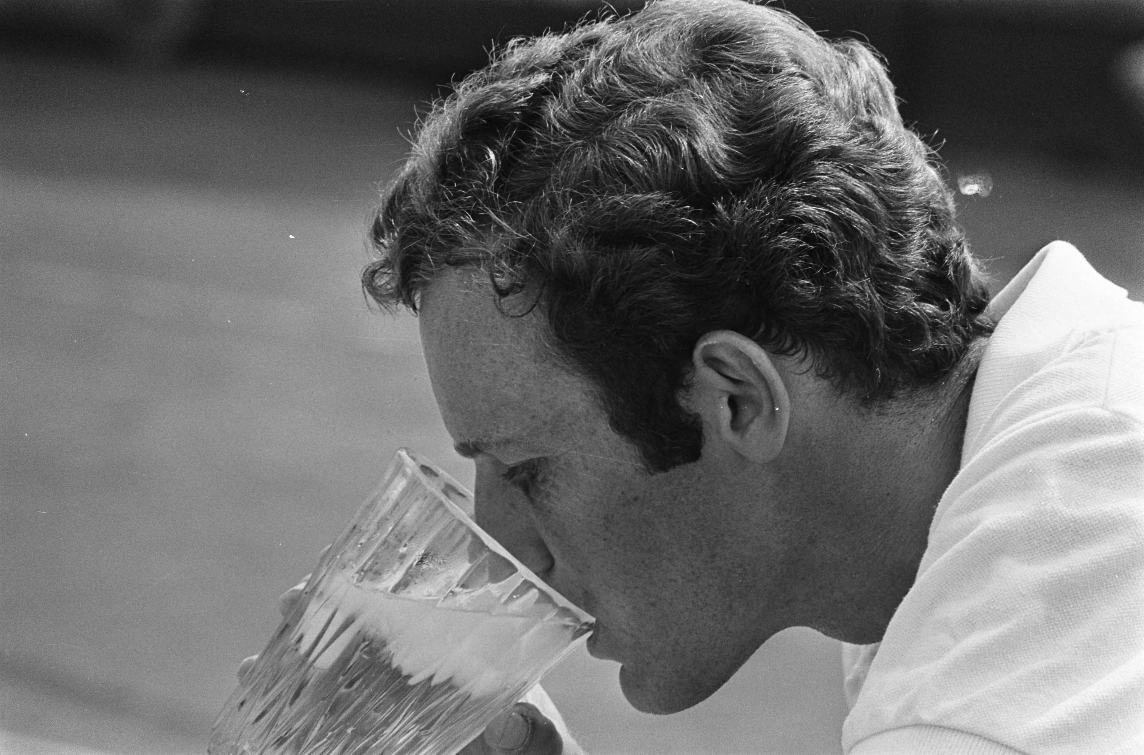 Fotocollectie Anefo — Internationale tenniskampioenschappen in Hilversum ( t Melkhuisje ); Tom Okker drinkt glaasje water — Foto: Verhoeff, Bert / Anefo. Licentie: Set B: Rechtenvrij / Publiek Domein. Bron: Nationaal Archief. http://hdl.handle.net/10648/ab9e4b26-d0b4-102d-bcf8-003048976d84
