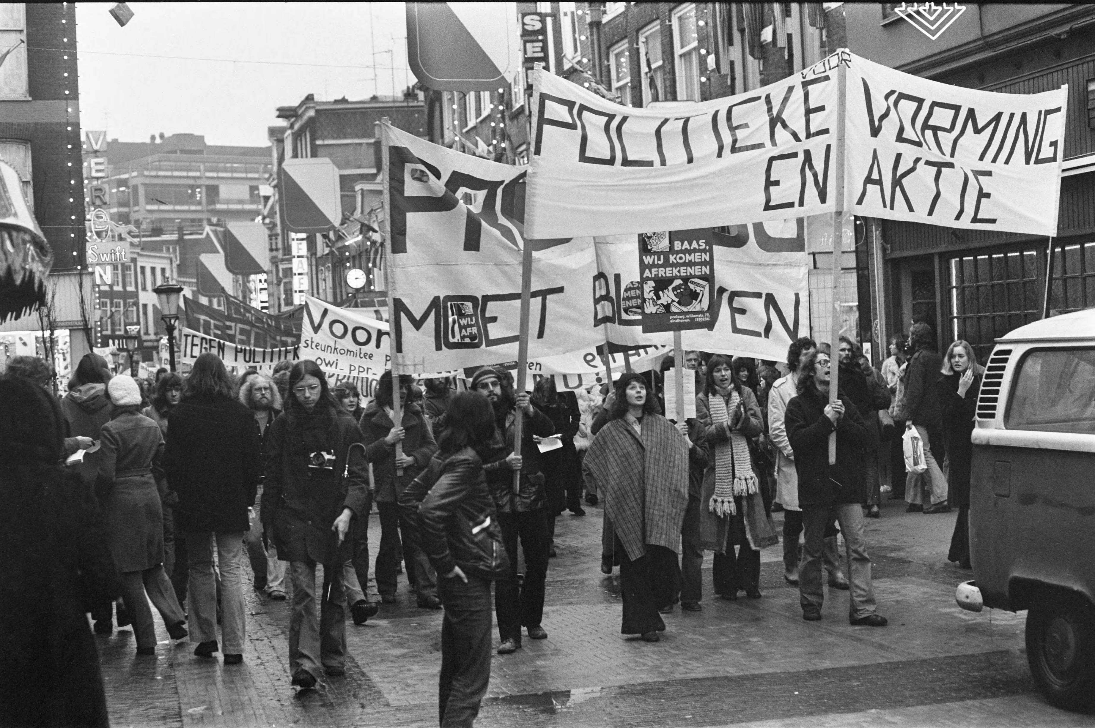 Fotocollectie Anefo — Manifestatie voor Proloog in Utrecht; demonstratie voor toneelgroep Proloog onderweg in Utrecht — Foto: Croes, Rob C. / Anefo. Licentie: Set B: Rechtenvrij / Publiek Domein. Bron: Nationaal Archief. http://hdl.handle.net/10648/ac5bf414-d0b4-102d-bcf8-003048976d84