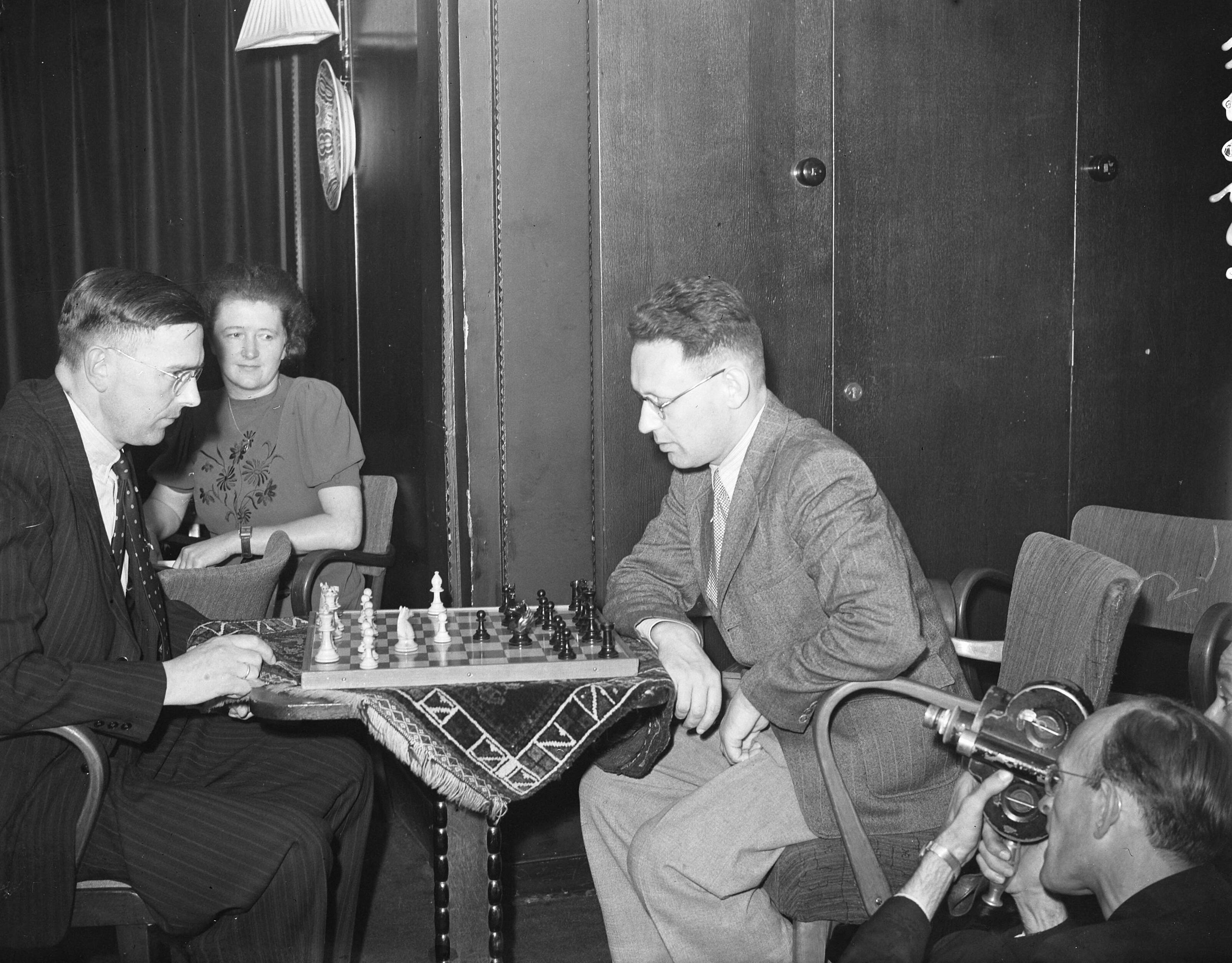 Fotocollectie Anefo — Wereldschaaktoernooi. Links dr. Max Euwe, rechts Michael Botwinnik, resp. tweede en eerste in het Stauntontoernooi in Groningen 1946. — Foto: Fotograaf Onbekend / Anefo. Licentie: Set B: Rechtenvrij / Publiek Domein. Bron: Nationaal Archief. http://hdl.handle.net/10648/ad74b7e6-d0b4-102d-bcf8-003048976d84